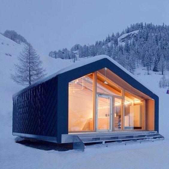 雪中的小住宅