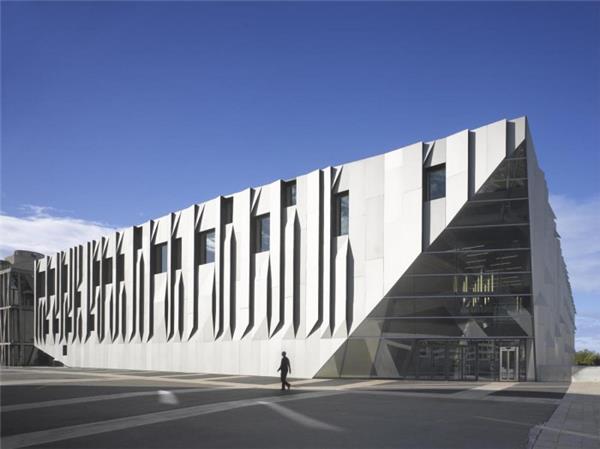 艾克斯音乐学院  / 隈研吾#(BABIN)#(BAMMPArquitectes)#(EstudioFernandezVivancos)#(RENAUDArchitects)#(RIZOMA)#(stephensonISASTUDIO)#(办公楼)#(大学改造)#(大学生文体中心)#(电影学院)#(高校教学楼)#(建筑)#(建筑办公楼)#(教学空间)#(教学楼案例)#(教学楼设计)#(教学楼外立面)#(旧建筑改造)#(剧院)#(设计竞赛)#(隈研吾)#(文化建筑)#(舞台表演类建筑)#(现代办公建筑)#(校园改造)#(写字楼案例)#(艺术大楼)#(艺术空间)#(音乐厅)#(音乐学校)#(音乐学院)#(影视)#(影视学院)#(影像学院)#(著名办公建筑案例分析)#(AIA奖)#(AIA荣誉奖)#(穿孔铜板)#(大学)#(大学教学楼)#(电影)#(多层写字楼)#(建筑规划)#(建筑设计)#(教室)#(教学)#(教学楼)#(教学楼设计案例)#(教育)#(教育建筑)#(教育建筑设计)#(旧建筑更新)#(美国建筑师协会获奖作品)#(排练室)#(商业办公)#(室内设计)#(铜金属外立面建筑设计)#(铜金属外墙建筑设计案例)#(图书馆)#(现代风格办公楼)#(校园扩建)#(写字办公楼)#(写字楼大门)#(写字楼设计案例)#(学校)#(学校建筑)#(学校楼)#(学院)#(艺术系馆)#(艺术中心)#(音乐练习室)#(音乐训练室)