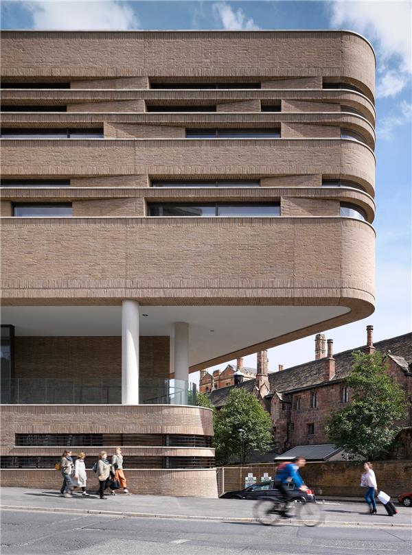 切萨姆音乐学院  / stephenson:ISA STUDIO#(BABIN)#(BAMMPArquitectes)#(EstudioFernandezVivancos)#(RENAUDArchitects)#(RIZOMA)#(stephensonISASTUDIO)#(办公楼)#(大学改造)#(大学生文体中心)#(电影学院)#(高校教学楼)#(建筑)#(建筑办公楼)#(教学空间)#(教学楼案例)#(教学楼设计)#(教学楼外立面)#(旧建筑改造)#(剧院)#(设计竞赛)#(隈研吾)#(文化建筑)#(舞台表演类建筑)#(现代办公建筑)#(校园改造)#(写字楼案例)#(艺术大楼)#(艺术空间)#(音乐厅)#(音乐学校)#(音乐学院)#(影视)#(影视学院)#(影像学院)#(著名办公建筑案例分析)#(AIA奖)#(AIA荣誉奖)#(穿孔铜板)#(大学)#(大学教学楼)#(电影)#(多层写字楼)#(建筑规划)#(建筑设计)#(教室)#(教学)#(教学楼)#(教学楼设计案例)#(教育)#(教育建筑)#(教育建筑设计)#(旧建筑更新)#(美国建筑师协会获奖作品)#(排练室)#(商业办公)#(室内设计)#(铜金属外立面建筑设计)#(铜金属外墙建筑设计案例)#(图书馆)#(现代风格办公楼)#(校园扩建)#(写字办公楼)#(写字楼大门)#(写字楼设计案例)#(学校)#(学校建筑)#(学校楼)#(学院)#(艺术系馆)#(艺术中心)#(音乐练习室)#(音乐训练室)