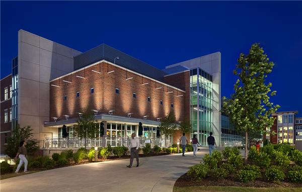 伯明翰阿拉巴马大学（UAB）学生中心#(Snohetta)#(大学生活动中心)#(大学生活动中心建筑)#(高校教学楼)#(活动中心案例)#(建筑)#(教学楼案例)#(教学楼设计)#(室内活动中心)#(文化建筑)#(校园)#(校园建筑)#(学习)#(学校建筑设计)#(研究)#(创新)#(大学)#(大学活动中心)#(大学生)#(大学生文化中心)#(公共建筑)#(公共建筑设计)#(公共空间)#(活动中心图片)#(建筑设计)#(教室)#(教学楼)#(教学楼设计案例)#(教育)#(教育建筑)#(教育建筑设计)#(文体中心设计)#(校园活动中心)#(校园建筑设计)#(校园小型建筑)#(校园驿站)#(行政办公建筑)#(休闲活动中心)#(学生服务中心)#(学生文化活动中心)#(学生中心)#(学习空间)#(学习中心)#(学校)#(学校行政机构)#(学校综合楼)#(阅览室)#(自习)