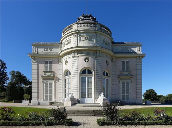 巴黎的Bagatelle城堡，一座新古典小城堡#(新古典)#(新古典风格)#(新古典主义)#(门柱造型)#(新古典主义建筑)#(造型柱)