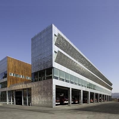 Firemen House （消防员之家）#(ZahaHadid)#(白色)#(办公建筑)#(德国)#(公共职能建筑)#(建筑系)#(普利兹克建筑奖)#(设计竞赛)#(维特拉消防站)#(消防局)#(消防局设计)#(消防员之家)#(消防站)#(消防站建筑设计方案)#(消防站效果图)#(消防站装修)#(应急救援中心)#(扎哈·哈迪德)#(中国广州大剧院)#(AIA奖)#(AIA荣誉奖)#(大型建筑)#(公共建筑)#(公共建筑设计)#(公共空间)#(公共消防设施)#(黄昏)#(灰白)#(建筑设计)#(建筑师)#(建筑行业)#(莱茵河畔)#(伦敦水上运动中心)#(美国建筑师协会获奖作品)#(民用建筑)#(民用建筑设计)#(设计院)#(市政建筑)#(市政建筑设计)#(项目)#(消防建筑设计)#(消防救援建筑)#(消防应急救援中心)#(小型公共建筑)#(效果)#(英国建筑师)#(扎哈·哈迪德作品集)#(著名建筑师)