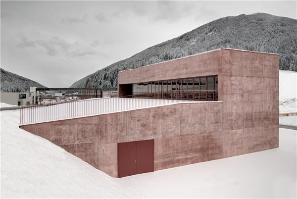 Vierschach的红色消防站#(ZahaHadid)#(白色)#(办公建筑)#(德国)#(公共职能建筑)#(建筑系)#(普利兹克建筑奖)#(设计竞赛)#(维特拉消防站)#(消防局)#(消防局设计)#(消防员之家)#(消防站)#(消防站建筑设计方案)#(消防站效果图)#(消防站装修)#(应急救援中心)#(扎哈·哈迪德)#(中国广州大剧院)#(AIA奖)#(AIA荣誉奖)#(大型建筑)#(公共建筑)#(公共建筑设计)#(公共空间)#(公共消防设施)#(黄昏)#(灰白)#(建筑设计)#(建筑师)#(建筑行业)#(莱茵河畔)#(伦敦水上运动中心)#(美国建筑师协会获奖作品)#(民用建筑)#(民用建筑设计)#(设计院)#(市政建筑)#(市政建筑设计)#(项目)#(消防建筑设计)#(消防救援建筑)#(消防应急救援中心)#(小型公共建筑)#(效果)#(英国建筑师)#(扎哈·哈迪德作品集)#(著名建筑师)