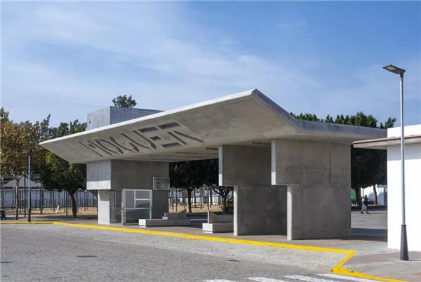 Moguer Gate公交站台#(Ahausarquitectos)#(SoConcrete)#(电车站)#(公共设施)#(公交车换乘点)#(公交车站)#(公交车站点)#(公交站)#(公交站台)#(候车点建筑)#(老旧建筑改造更新)#(汽车站案例)#(汽车站建筑设计)#(汽车站设计)#(艺术画廊)#(站台)#(3D打印)#(超高性能混凝土)#(乘车点)#(公共交通)#(公共交通枢纽)#(公共汽车站)#(公共休息)#(公交车停车场)#(公交车站牌)#(公交车站台)#(公交换乘点)#(公交站点)#(候车点)#(候车点建筑景观)#(候车亭)#(汽车站)#(商业综合体建筑设计)#(站牌)