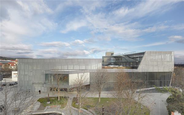 Eisenstadt文化会议中心#(IDOM)#(PassiveDesign)#(tvsdesign)#(办公建筑)#(办公楼)#(办公楼效果)#(被动式节能设计)#(被动式节能屋)#(被动式设计)#(大型展览建筑)#(低碳建筑)#(公共空间设计)#(公共职能建筑设计)#(会议中心设计)#(会展)#(建筑)#(剧院)#(可持续发展)#(商业建筑)#(文化建筑)#(文化商业)#(文化中心)#(音乐厅)#(展馆)#(展览建筑设计)#(政府办公楼)#(自循环系统)#(BIAD)#(FREEFernandoRomeroEnterprise)#(北京市建筑设计研究院有限公司)#(城市更新)#(大型展厅)#(低碳规划)#(公共建筑)#(公共建筑设计)#(公共空间)#(会议中心)#(会展建筑)#(会展建筑设计)#(会展设计)#(会展中心)#(节能)#(剧场)#(可持续发展与绿色设计)#(绿色建筑)#(市政建筑设计)#(行政建筑)#(展会)#(展览空间)