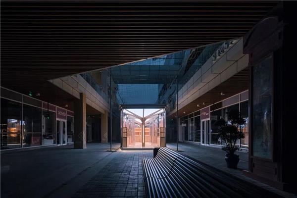 下沉广场中的惊鸿一瞥，这个3X3m模块的非遗快闪店，为地下商街点亮了一盏明灯