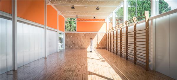 卢尔德圣母学校体育馆扩建#(InvisibleStudio)#(RockwellGroup)#(阿根廷)#(覆土建筑设计)#(会所建筑设计)#(集装箱健身房)#(健身房)#(健身房室内设计)#(健身馆)#(健身俱乐部)#(室内运动)#(私人健身馆)#(体育馆)#(体育建筑)#(休闲娱乐)#(娱乐休闲)#(瑜伽馆)#(运动)#(运动馆)