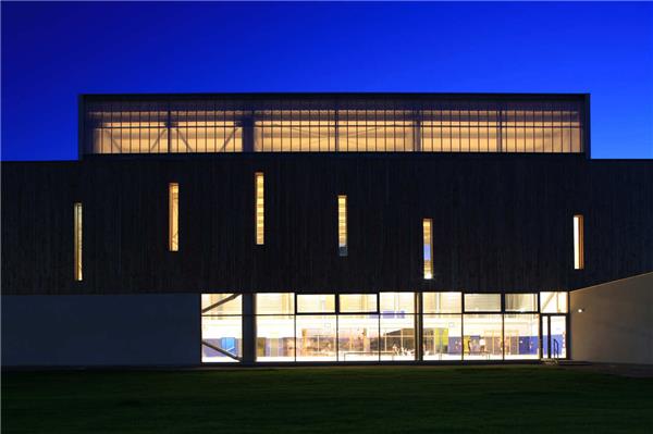 鲁西荣卡内健身房#(InvisibleStudio)#(RockwellGroup)#(阿根廷)#(覆土建筑设计)#(会所建筑设计)#(集装箱健身房)#(健身房)#(健身房室内设计)#(健身馆)#(健身俱乐部)#(室内运动)#(私人健身馆)#(体育馆)#(体育建筑)#(休闲娱乐)#(娱乐休闲)#(瑜伽馆)#(运动)#(运动馆)