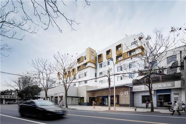 上海虹口区纪念路325号壹间公寓#(MVRDV)#(PorebskiArchitects)#(办公室)#(长租公寓楼)#(独栋住宅设计)#(多层建筑设计)#(多层住宅建筑)#(房屋租赁服务公寓)#(公寓)#(公寓住宅设计)#(功能置换)#(混合建筑)#(混凝土)#(建筑)#(建筑改造案列)#(建筑设计改造)#(旧建筑改造)#(居住)#(居住建筑)#(居住区)#(居住综合体)#(老建筑改造)#(联合办公)#(配套商业)#(青年旅社)#(商业建筑设计)#(新旧)#(住宅建筑设计)#(住宅建筑设计案例)#(HOYTArchitecten)#(MAMMDESIGN)#(SiqueiraAzulArquitetura)#(办公设施)#(别墅建筑设计)#(玻璃砖建筑设计)#(察社办公室)#(长租公寓)#(城市更新)#(独栋别墅设计)#(独立住宅设计)#(多层公寓)#(改造)#(公建化立面洋房)#(公寓公共空间)#(公寓设计)#(公寓外立面设计)#(公寓住宅外立面)#(集合住宅)#(建筑改造更新)#(建筑改造设计)#(建筑设计)#(居住建筑设计)#(居住建筑设计案例)#(居住区设计)#(老旧建筑改造更新)#(老项目改造)#(青年公寓)#(素造建筑)#(挑台建筑)#(挑台住宅)#(新旧建筑)#(新老建筑立面)#(樱桃木)#(直向建筑VectorArchitects)#(住宅)#(住宅公建化立面)#(住宅公寓楼)#(砖混结构建筑)#(租赁房)