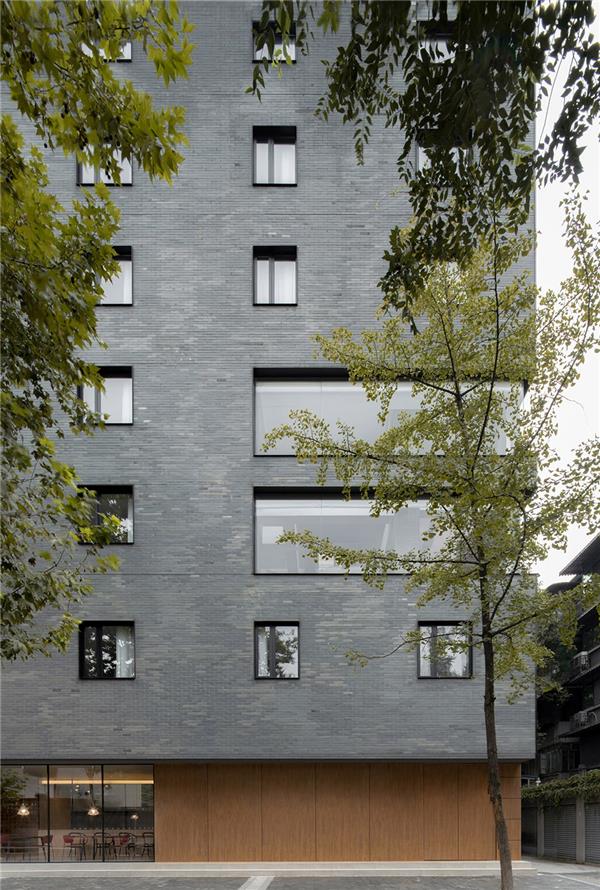 成都JIMU PLUS积木公寓#(BehetBondzioLinArchitekten)#(白色建筑)#(长租公寓)#(城中村)#(垂直森林)#(多层公寓)#(改造)#(高层公寓)#(高层公寓楼)#(高层楼房)#(高层住宅)#(高层住宅建筑)#(高层住宅建筑方案)#(公建化立面洋房)#(公寓楼)#(公寓设计)#(公寓外立面设计)#(公寓效果图)#(公寓住宅外立面)#(国内公寓)#(海南景观)#(集合住宅)#(佳客里公寓改造)#(建筑设计)#(教师宿舍)#(居住建筑设计)#(居住建筑设计案例)#(居住空间)#(居住区设计)#(立面设计)#(旅游)#(绿色设计)#(青年公寓)#(青年旅馆)#(青年旅舍)#(社区规划设计)#(太阳能)#(万科社区)#(乡村振兴)#(小高层公寓)#(小区规划设计)#(员工公寓)#(运动员公寓)#(住宅)#(住宅公建化立面)#(住宅楼)#(著名住宅)#(自然)#(SPARK)#(多层建筑设计)#(多层住宅建筑)#(多层住宅设计)#(扉建筑)#(高层公寓效果图)#(高层建筑)#(高端公寓)#(公寓)#(公寓景观)#(公寓楼外观)#(公寓鸟瞰图)#(公寓住宅设计)#(公寓组团建筑)#(公租房)#(混合建筑)#(基地公寓)#(集体住宅设计)#(建筑)#(教师公寓)#(教师住宅)#(居民区规划设计)#(居住)#(居住建筑)#(居住区)#(可持续)#(立面)#(墨照建筑设计事务所)#(朴隅建筑设计有限公司)#(青年长租公寓)#(商业建筑设计)#(商业庭院)#(上海)#(上海日清建筑设计有限公司)#(社区)#(太阳能屋顶)#(庭院设计)#(万科小区)#(屋顶太阳能)#(小区公寓)#(中国公寓)#(住宿)#(住宅建筑设计)#(住宅建筑设计案例)#(住宅立面)#(住宅平面)#(租赁公寓)