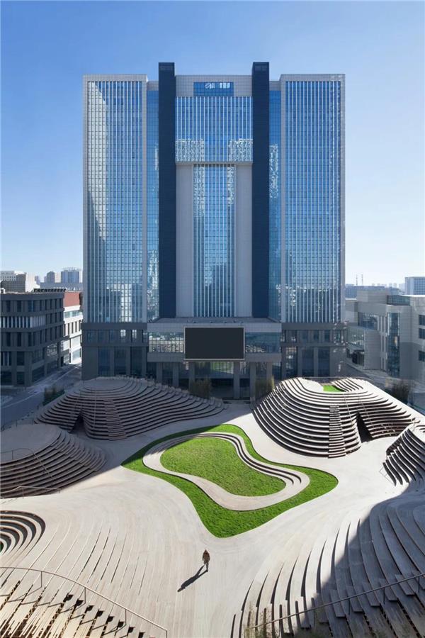 35万片竹条‘迁徙’，办公楼群间‘竹构公共空间’ / 原地建筑