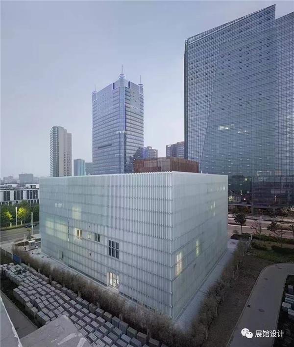 郑东新区城市规划展览馆：玻璃百叶包裹的立体空间