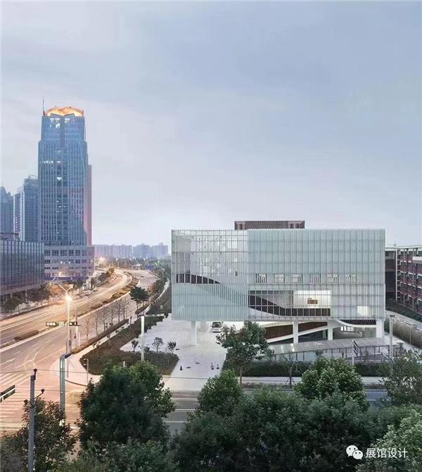 郑东新区城市规划展览馆：玻璃百叶包裹的立体空间_3640538
