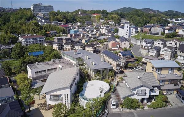 日本“村庄式”幼儿园，通过柱子和梁增加建筑的强度