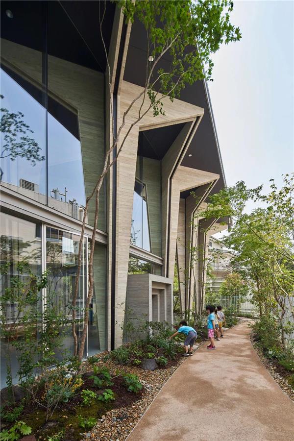 日本“村庄式”幼儿园,通过柱子和梁增加建筑的强度_3646558