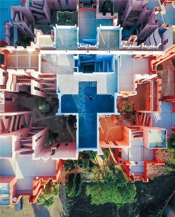 《鱿鱼游戏》西班牙超现实主义建筑“网红” —红墙公寓La Muralla Roja#(28平米小公寓装修图片)#(30平复式公寓装修图片)#(AAVPArchitecture)#(AntonioCitterioPatriciaViel)#(ArupAssociates)#(AtelierduPont)#(BaumschlagerEberleArchitekten)#(BernardKhouryDW5)#(Binghatti)#(CarazoArquitectura)#(ChristopheRousselle)#(CinoZucchiArchitetti)#(ColdefyAssociatesArchitectsUrbanPlanners图片不能另存)#(CreativeCrewsLtd)#(deklevagregoricarchitects)#(EckersleyOCallaghan)#(HeatherwickStudio)#(HenriquezPartnersArchitects)#(herisalliStudio)#(HypeStudio)#(MAD建筑事务所)#(MEMOLAESTUDIO)#(MosheSafdie)#(nicolaslaisnarchitectes)#(OMA)#(penda槃达中国)#(SomdoonArchitects)#(spatialpractice)#(StefanoBoeriArchitetti)#(StudioPrecht)#(UNStudio)#(ZahaHadidArchitects)#(滨海公寓)#(滨水公寓)#(彩色建筑)#(超现实主义公寓)#(多层公寓)#(多层住宅)#(方)#(方盒)#(方盒子)#(方建筑)#(方形建筑)#(高层城市住宅)#(高层公寓)#(高层建筑鸟瞰住宅)#(高层楼房)#(高层住宅)#(高层住宅建筑)#(高层住宅建筑方案)#(高层住宅设计)#(高层住宅现代)#(公建化立面洋房)#(公寓建筑)#(公寓立面)#(公寓楼)#(公寓平立剖)#(公寓设计)#(公寓室内)#(公寓外立面设计)#(公寓住宅外立面)#(公园)#(海边公寓)#(海滨公寓)#(韩国公寓)#(韩国住宅)#(花园住宅)#(集合住宅)#(简约风格)#(建筑设计)#(建筑综合体)#(酒店式公寓装修图片)#(居住建筑设计)#(居住建筑设计案例)#(居住区设计)#(老旧建筑改造更新)#(立面设计)#(绿植墙)#(秘鲁利马)#(摩天大楼)#(摩天楼)#(槃达建筑)#(漂亮的壁纸)#(青年公寓)#(竖直绿化)#(双子楼)#(水滨公寓)#(特色酒店)#(体块 体块 穿插)#(体块推敲)#(隈研吾建筑都市设计事务所)#(现代风格)#(现代高层住宅)#(小区高层楼房)#(小区规划住宅设计)#(小区住宅设计)#(小型居住区平面)#(沿海公寓)#(一起设计)#(游泳池)#(住宅)#(住宅公建化立面)#(住宅公寓楼)#(住宅架空层)#(住宅楼)#(住宅塔楼)#(著名住宅)#(40多平米公寓装修图片)#(ADEPT)#(alab)#(BIG)#(BreatheArchitecture)#(CFMllerArchitects)#(FJMTStudio)#(HALArchitects)#(loft单身公寓装修图片)#(MVRDV)#(OpenboxArchitects)#(PaulaSantosArquitectura)#(PietriArchitectes)#(Sasaki)#(SCDA)#(SPARK)#(StudioFarrisArchitects)#(StudioMK27)#(SubvertStudio)#(TVK)#(多层建筑)#(多层建筑设计)#(多层住宅建筑)#(高层建筑)#(高层建筑住宅鸟瞰)#(高层设计理念)#(高层住宅鸟瞰)#(高层住宅设计案例)#(公寓)#(公寓翻新改造)#(公寓景观)#(公寓楼外观)#(公寓平面)#(公寓住宅)#(公寓住宅楼)#(公寓住宅设计)#(拱形建筑)#(国际酒店)#(皇冠房地产集团)#(混合建筑)#(简约公寓)#(简约现代)#(建筑)#(精选高层住宅)#(酒店)#(居住)#(居住建筑)#(居住区)#(居住区案例)#(居住区平面)#(立面)#(让努维尔)#(商业综合体)#(设计)#(水边公寓)#(塔楼)#(陶瓷外墙)#(网红建筑)#(文化街道)#(屋顶设计)#(现代风格高层住宅)#(现代风格高层住宅立面)#(现代住宅立面高层)#(小区公寓)#(意欧雅建筑设计)#(住宅公寓)#(住宅建筑)#(住宅建筑设计)#(住宅建筑设计案例)#(住宅立面)#(住宅设计)#(住宅效果图)