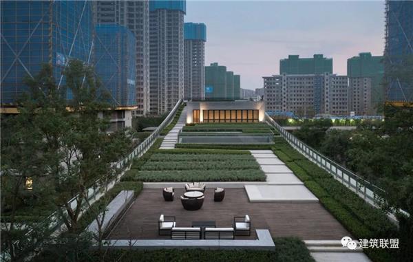 半山悦景 生活体验馆 ：透明性——链接城市与自然的桥梁#(24HArchitecture)#(ALAArchitects)#(gmp)#(GOA大象设计)#(HHDesign)#(INUC)#(LOTEK)#(MAYUArchitects)#(MCKNHMArchitects)#(neriandhu如恩设计)#(UnSangDongArchitects)#(白色)#(办公空间)#(办公楼)#(北京建院)#(滨水建筑)#(仓库改造)#(抽象)#(大东文化艺术中心)#(地面涂装)#(赌场)#(儿童活动与学习中心)#(工作室)#(构筑物)#(观演建筑设计)#(红色广场)#(红色主题)#(鸿坤艺术活动中心)#(画廊)#(会所)#(纪念馆景观)#(纪念塔)#(家居生活馆)#(家居展厅)#(建筑)#(建筑分析)#(建筑改造)#(街道振兴)#(介景设计ATAH)#(景观建筑设计)#(旧建改造)#(旧建筑翻新)#(剧院)#(开放空间)#(空中花园)#(乐天设计)#(临水建筑)#(龙)#(铝金属外立面建筑设计)#(铝金属外墙建筑设计案例)#(螺旋)#(美术画廊馆)#(美术中心)#(民俗博物馆)#(南昌纯水岸艺术展廊)#(暖色木纹铝格栅)#(普罗建筑)#(墙面改造)#(曲面)#(人文)#(山地建筑)#(商业建筑)#(上海日清建筑设计有限公司)#(设计)#(深圳)#(书画院)#(水塔)#(塔)#(汤桦建筑设计)#(体育馆)#(图石设计)#(图书馆8000平方米)#(图书馆案例)#(图书馆平面)#(图书馆平面设计)#(隈研吾)#(文化地标)#(文化建筑)#(文化建筑效果图)#(文化交流中心)#(文化中心)#(屋顶花园)#(现代图书馆立面)#(小型)#(校园建筑)#(校园中心)#(休闲娱乐)#(演播建筑设计)#(艺术空间)#(娱乐场所)#(枣庄人民英雄纪念园)#(展馆)#(展览馆)#(中国国家画院青岛国际交流中心)#(装置建筑设计)#(综合体)#(10D)#(Aedas)#(FernandoHigueras)#(gmpArchitekten)#(NEXTarchitects)#(Penda槃达中国)#(巴特罗)#(北京市建筑设计研究院)#(博物馆)#(博物馆设计)#(地标)#(地标建筑)#(凡人纪念塔)#(方形建筑)#(分析图)#(改造)#(高差建筑)#(革命纪念馆)#(工厂改造)#(公共建筑)#(公共文化空间)#(广东)#(国外文化馆)#(海螺建筑)#(海螺形建筑)#(海洋元素)#(杭州)#(红色)#(红色公园)#(红色纪念馆)#(红色建筑)#(弧面)#(画室)#(混凝土建筑设计)#(纪念场所)#(纪念公园景观设计案例)#(纪念馆)#(纪念馆景观设计)#(纪念建筑)#(纪念生活)#(纪念园景观设计案例)#(家居艺术馆)#(家具展厅)#(建筑大师作品赏析)#(建筑设计)#(教育建筑)#(街道改造)#(荆棘之冠)#(剧场)#(剧院建筑设计)#(开放空间设计)#(科研建筑设计)#(历史博物馆)#(临水博物馆)#(螺旋建筑)#(螺旋艺廊)#(美术)#(美术馆)#(美术馆立面)#(曲线)#(人文建筑)#(森拓设计机构)#(山地公共空间)#(商店)#(商业)#(社区中心)#(售楼处)#(水云间三盛CITY品牌馆)#(体育建筑)#(天津滨海文化中心和博物馆)#(天津华汇设计公司)#(图书馆)#(图书馆案例分析)#(图书馆大厅)#(图书馆建筑)#(图书馆平面图)#(图书馆设计)#(文化)#(文化建筑设计)#(文化交流)#(文化艺术中心)#(销售中心)#(小型建筑)#(艺术)#(艺术博物馆)#(艺术馆)#(艺术画廊)#(艺术家工作室)#(艺术廊)#(艺术生活馆)#(艺术厅方案)#(艺术中心)#(展览)#(展廊)#(浙江大学建筑设计研究院)#(直向建筑)#(重庆故宫文物南迁纪念馆景观设计)#(装置艺术)#(自然)