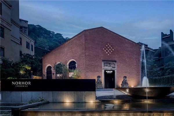 重庆 NORHOR 艺术馆，百年米仓的重生#(24HArchitecture)#(ALAArchitects)#(gmp)#(GOA大象设计)#(HHDesign)#(INUC)#(LOTEK)#(MAYUArchitects)#(MCKNHMArchitects)#(neriandhu如恩设计)#(UnSangDongArchitects)#(白色)#(办公空间)#(办公楼)#(北京建院)#(滨水建筑)#(仓库改造)#(抽象)#(大东文化艺术中心)#(地面涂装)#(赌场)#(儿童活动与学习中心)#(工作室)#(构筑物)#(观演建筑设计)#(红色广场)#(红色主题)#(鸿坤艺术活动中心)#(画廊)#(会所)#(纪念馆景观)#(纪念塔)#(家居生活馆)#(家居展厅)#(建筑)#(建筑分析)#(建筑改造)#(街道振兴)#(介景设计ATAH)#(景观建筑设计)#(旧建改造)#(旧建筑翻新)#(剧院)#(开放空间)#(空中花园)#(乐天设计)#(临水建筑)#(龙)#(铝金属外立面建筑设计)#(铝金属外墙建筑设计案例)#(螺旋)#(美术画廊馆)#(美术中心)#(民俗博物馆)#(南昌纯水岸艺术展廊)#(暖色木纹铝格栅)#(普罗建筑)#(墙面改造)#(曲面)#(人文)#(山地建筑)#(商业建筑)#(上海日清建筑设计有限公司)#(设计)#(深圳)#(书画院)#(水塔)#(塔)#(汤桦建筑设计)#(体育馆)#(图石设计)#(图书馆8000平方米)#(图书馆案例)#(图书馆平面)#(图书馆平面设计)#(隈研吾)#(文化地标)#(文化建筑)#(文化建筑效果图)#(文化交流中心)#(文化中心)#(屋顶花园)#(现代图书馆立面)#(小型)#(校园建筑)#(校园中心)#(休闲娱乐)#(演播建筑设计)#(艺术空间)#(娱乐场所)#(枣庄人民英雄纪念园)#(展馆)#(展览馆)#(中国国家画院青岛国际交流中心)#(装置建筑设计)#(综合体)#(10D)#(Aedas)#(FernandoHigueras)#(gmpArchitekten)#(NEXTarchitects)#(Penda槃达中国)#(巴特罗)#(北京市建筑设计研究院)#(博物馆)#(博物馆设计)#(地标)#(地标建筑)#(凡人纪念塔)#(方形建筑)#(分析图)#(改造)#(高差建筑)#(革命纪念馆)#(工厂改造)#(公共建筑)#(公共文化空间)#(广东)#(国外文化馆)#(海螺建筑)#(海螺形建筑)#(海洋元素)#(杭州)#(红色)#(红色公园)#(红色纪念馆)#(红色建筑)#(弧面)#(画室)#(混凝土建筑设计)#(纪念场所)#(纪念公园景观设计案例)#(纪念馆)#(纪念馆景观设计)#(纪念建筑)#(纪念生活)#(纪念园景观设计案例)#(家居艺术馆)#(家具展厅)#(建筑大师作品赏析)#(建筑设计)#(教育建筑)#(街道改造)#(荆棘之冠)#(剧场)#(剧院建筑设计)#(开放空间设计)#(科研建筑设计)#(历史博物馆)#(临水博物馆)#(螺旋建筑)#(螺旋艺廊)#(美术)#(美术馆)#(美术馆立面)#(曲线)#(人文建筑)#(森拓设计机构)#(山地公共空间)#(商店)#(商业)#(社区中心)#(售楼处)#(水云间三盛CITY品牌馆)#(体育建筑)#(天津滨海文化中心和博物馆)#(天津华汇设计公司)#(图书馆)#(图书馆案例分析)#(图书馆大厅)#(图书馆建筑)#(图书馆平面图)#(图书馆设计)#(文化)#(文化建筑设计)#(文化交流)#(文化艺术中心)#(销售中心)#(小型建筑)#(艺术)#(艺术博物馆)#(艺术馆)#(艺术画廊)#(艺术家工作室)#(艺术廊)#(艺术生活馆)#(艺术厅方案)#(艺术中心)#(展览)#(展廊)#(浙江大学建筑设计研究院)#(直向建筑)#(重庆故宫文物南迁纪念馆景观设计)#(装置艺术)#(自然)
