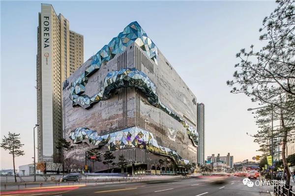 韩国Galleria百货公司大楼#(AlegroSintra购物中心)#(Ampa)#(Buyaka购物中心)#(HeatherwickStudio)#(LLA建筑设计)#(MigueldelaTorre)#(MTDI)#(OrganicDesignInc)#(PPalaciodeHierroAntea商场)#(RojkindArquitectos)#(SordoMadalenoArquitectos)#(thetoptani购物中心)#(Tjep)#(UNStudio)#(UrasXDilekci)#(UrbanArkArchitects)#(波士顿公共市场)#(餐饮空间)#(查斯顿购物中心)#(潮流街区)#(车站)#(城市更新)#(城市综合体)#(创意街区)#(存储空间)#(丹麦)#(地标)#(地标建筑)#(东京)#(东区购物中心)#(独栋商业)#(多层商业)#(公共建筑)#(公共空间)#(公共设施)#(购物广场)#(购物空间)#(购物中心立面)#(广州越秀悦汇城)#(韩国)#(赫斯维克事务所)#(活力街区)#(建筑设计)#(阶梯式建筑)#(街道)#(街景设计)#(街区商业)#(街区式商业)#(老旧建筑改造更新)#(利物浦百货公司)#(利物浦托卢卡购物中心)#(伦敦)#(商办综合体)#(商场商城)#(商场外观)#(商城)#(商店)#(商铺)#(商圈)#(商业)#(商业步行街)#(商业单体)#(商业建筑外观)#(商业街道)#(商业街经典案例)#(商业街区)#(商业街区景观)#(商业景观)#(商业空间设计)#(商业立面)#(商业区)#(商业区景观)#(商业区景观设计)#(商业区景观设计案例)#(商业造型墙)#(商业中心)#(商业中心建筑)#(奢侈品)#(奢侈品购物)#(实木结构)#(天安百货中心)#(小型百货商场)#(小型购物中心)#(英国)#(Architerra)#(BOOSTstudio)#(ChapmanTaylor)#(GaleriaKaruzela购物中心)#(galleriacentercity百货公司)#(jeannouvel)#(KleinDythamarchitecture)#(kpf)#(MVRDV)#(MyZeil购物中心)#(nendo)#(PaseoQueretaroFacade购物中心)#(SiamDiscovery商业综合体)#(VaastukalpaArchitects)#(WEZ购物中心)#(Yashar)#(案例)#(百货公司)#(百货广场)#(办公建筑)#(办公楼)#(滨水商业)#(滨水商业建筑)#(玻璃)#(玻璃幕墙)#(步行街)#(道路街区)#(法国莫城四季购物中心)#(购物中心)#(购物中心外观效果图)#(购物中心效果图)#(后疫情时代建筑)#(建筑)#(建筑改造)#(阶梯式)#(街面)#(里昂liangPartDieu购物中心)#(木结构)#(让努维尔)#(日本)#(商场)#(商务区)#(商业大楼设计)#(商业风情街)#(商业广场设计)#(商业规划设计)#(商业建筑)#(商业建筑立面)#(商业建筑设计)#(商业建筑设计案例)#(商业街)#(商业街案例)#(商业街景观)#(商业街设计案例)#(商业空间)#(商业零售)#(商业区景观规划)#(商业设计案例)#(商业设施)#(商业综合体)#(商业综合体建筑设计)#(商业综合体项目案例)#(奢侈品店)#(奢侈品广场)#(生态购物中心)#(时代广场购物中心)#(室外商业街)#(现代风格商业街)#(小型商场)#(小型商业设施)#(新达城购物中心)#(新加坡购物中心)#(新加坡新达城)#(新加坡新达城购物中心)#(休闲娱乐)#(亚力山大中心)#(沿街商业)#(沿街商业立面)#(综合楼)#(综合体)#(综合体设计)