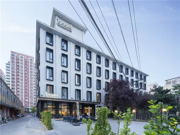Base服务式公寓（北京工体店）#(BehetBondzioLinArchitekten)#(白色建筑)#(长租公寓)#(城中村)#(垂直森林)#(多层公寓)#(改造)#(高层公寓)#(高层公寓楼)#(高层楼房)#(高层住宅)#(高层住宅建筑)#(高层住宅建筑方案)#(公建化立面洋房)#(公寓楼)#(公寓设计)#(公寓外立面设计)#(公寓效果图)#(公寓住宅外立面)#(国内公寓)#(海南景观)#(集合住宅)#(佳客里公寓改造)#(建筑设计)#(教师宿舍)#(居住建筑设计)#(居住建筑设计案例)#(居住空间)#(居住区设计)#(立面设计)#(旅游)#(绿色设计)#(青年公寓)#(青年旅馆)#(青年旅舍)#(社区规划设计)#(太阳能)#(万科社区)#(乡村振兴)#(小高层公寓)#(小区规划设计)#(员工公寓)#(运动员公寓)#(住宅)#(住宅公建化立面)#(住宅楼)#(著名住宅)#(自然)#(SPARK)#(多层建筑设计)#(多层住宅建筑)#(多层住宅设计)#(扉建筑)#(高层公寓效果图)#(高层建筑)#(高端公寓)#(公寓)#(公寓景观)#(公寓楼外观)#(公寓鸟瞰图)#(公寓住宅设计)#(公寓组团建筑)#(公租房)#(混合建筑)#(基地公寓)#(集体住宅设计)#(建筑)#(教师公寓)#(教师住宅)#(居民区规划设计)#(居住)#(居住建筑)#(居住区)#(可持续)#(立面)#(墨照建筑设计事务所)#(朴隅建筑设计有限公司)#(青年长租公寓)#(商业建筑设计)#(商业庭院)#(上海)#(上海日清建筑设计有限公司)#(社区)#(太阳能屋顶)#(庭院设计)#(万科小区)#(屋顶太阳能)#(小区公寓)#(中国公寓)#(住宿)#(住宅建筑设计)#(住宅建筑设计案例)#(住宅立面)#(住宅平面)#(租赁公寓)