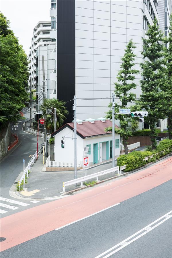 “The House”公共厕所#(NIGO)#(坂茂)#(城市公共厕所)#(城市公共基础设施)#(公厕)#(公厕建筑设计)#(公厕建筑设计案例)#(公厕平面)#(公厕设计)#(公厕效果图)#(公共厕所建筑设计案例)#(公共建筑)#(公共建筑设计)#(公共设施)#(公共卫生间建筑设计)#(公共卫生间建筑设计案例)#(公共卫生间效果图)#(公园厕所)#(公装卫生间效果图)#(建筑设计)#(景观厕所)#(景观公厕)#(景观卫生间)#(景区厕所)#(旅游厕所建筑设计案例)#(旅游公厕)#(耐锈钢)#(片山政道Wonderwall)#(社区建筑)#(田村直)#(卫生间外观)#(乡村公共卫生间)#(小建筑设计)#(小型建筑设计)#(伊东丰雄)#(智能厕所)#(佐仓武之助)#(DisruptionLabTeam)#(KazooSato)#(安藤忠雄)#(柏佐藤)#(厕所)#(厕所建筑设计案例)#(槙文彦)#(公厕建筑)#(公共厕所)#(公共厕所建筑设计)#(公共厕所景观)#(公共厕所效果图)#(公共场所)#(公共基础设施)#(公共卫生间)#(公共卫生间方案)#(公共卫生间外立面)#(公园公厕)#(公园公共厕所)#(公园卫生间)#(精品建筑)#(景区公共卫生间)#(旅游厕所)#(耐腐蚀钢)#(色彩)#(图形)#(隈研吾)#(卫生间)#(小型公共建筑设计案例)#(预制加固混凝土模版)