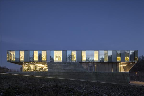 安特卫普体育学校#(ArchetypeArchitecture)#(BIG)#(BjarkeIngelsGroup)#(CannonDesign)#(gmp)#(LoewerPartnerArchitekten)#(白色金属网)#(冰球竞技场)#(操场)#(大学操场)#(大学活动场地)#(丹麦建筑师)#(高校教学楼)#(建筑)#(教学楼案例)#(教学楼设计)#(金属外立面建筑设计)#(老海勒鲁普高中体育馆)#(设计)#(体育场)#(体育馆)#(文化建筑)#(校园)#(校园建筑)#(学校操场)#(游泳馆)#(运动馆)#(运动健身场馆)#(wulfarchitekten)#(棒球场)#(比亚克·英厄尔斯)#(大学)#(大学体育场)#(大学体育馆)#(高中体育馆)#(公共建筑)#(公共建筑设计)#(户外体育场)#(建筑规划)#(建筑设计)#(教学楼)#(教学楼设计案例)#(教育建筑设计)#(金属外墙建筑设计)#(景观)#(清水混凝土)#(体育)#(体育场馆)#(体育馆建筑设计)#(体育建筑)#(体育建筑设计)#(田径场)#(田径设施)#(跳水)#(校园建筑设计)#(校园体育馆设计)#(校园体育建筑)#(校园体育设施)#(学校)#(运动场)