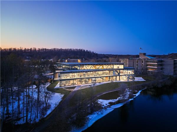 特伦特大学学生中心#(Snohetta)#(大学生活动中心)#(大学生活动中心建筑)#(高校教学楼)#(活动中心案例)#(建筑)#(教学楼案例)#(教学楼设计)#(室内活动中心)#(文化建筑)#(校园)#(校园建筑)#(学习)#(学校建筑设计)#(研究)#(创新)#(大学)#(大学活动中心)#(大学生)#(大学生文化中心)#(公共建筑)#(公共建筑设计)#(公共空间)#(活动中心图片)#(建筑设计)#(教室)#(教学楼)#(教学楼设计案例)#(教育)#(教育建筑)#(教育建筑设计)#(文体中心设计)#(校园活动中心)#(校园建筑设计)#(校园小型建筑)#(校园驿站)#(行政办公建筑)#(休闲活动中心)#(学生服务中心)#(学生文化活动中心)#(学生中心)#(学习空间)#(学习中心)#(学校)#(学校行政机构)#(学校综合楼)#(阅览室)#(自习)