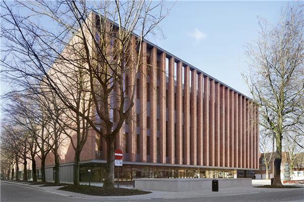 布鲁日会议中心#(IDOM)#(PassiveDesign)#(tvsdesign)#(办公建筑)#(办公楼)#(办公楼效果)#(被动式节能设计)#(被动式节能屋)#(被动式设计)#(大型展览建筑)#(低碳建筑)#(公共空间设计)#(公共职能建筑设计)#(会议中心设计)#(会展)#(建筑)#(剧院)#(可持续发展)#(商业建筑)#(文化建筑)#(文化商业)#(文化中心)#(音乐厅)#(展馆)#(展览建筑设计)#(政府办公楼)#(自循环系统)#(BIAD)#(FREEFernandoRomeroEnterprise)#(北京市建筑设计研究院有限公司)#(城市更新)#(大型展厅)#(低碳规划)#(公共建筑)#(公共建筑设计)#(公共空间)#(会议中心)#(会展建筑)#(会展建筑设计)#(会展设计)#(会展中心)#(节能)#(剧场)#(可持续发展与绿色设计)#(绿色建筑)#(市政建筑设计)#(行政建筑)#(展会)#(展览空间)