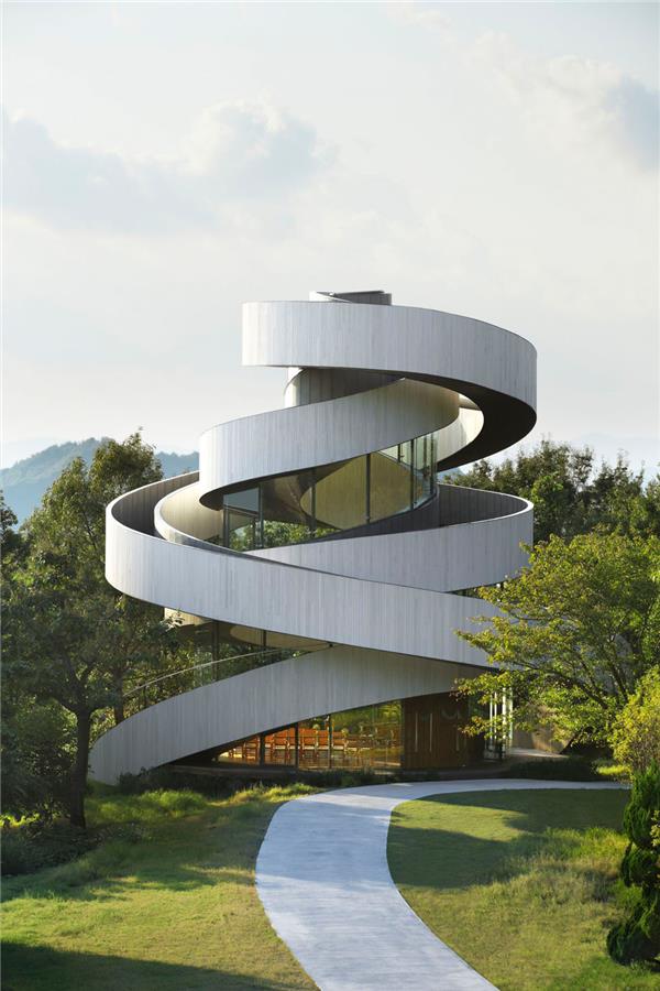 丝带教堂#(CFMller建筑师)#(COLABdesignoffice)#(MCA建筑设计)#(NakshabidArchitects)#(SantiagoCalatravaArchitectsEngineers)#(SteynStudio)#(安藤忠雄)#(白色)#(白色建筑设计)#(坂茂建筑事务所)#(贝聿铭设计作品)#(贝聿铭作品)#(大师建筑)#(大师建筑解析)#(东海大学)#(佛寺)#(光之教堂)#(韩国教堂)#(华裔美籍建筑师)#(混凝土建筑)#(极简)#(极简风格)#(建筑与光)#(教堂建筑设计)#(教堂设计)#(蓝天组COOPHIMMELBLAU)#(礼拜堂)#(礼堂)#(冥想空间)#(冥想室)#(冥想中心)#(清水混凝土建筑)#(清水混凝土小教堂)#(水泥建筑)#(文化建筑)#(文化建筑设计案例)#(现代主义建筑的最后大师)#(小教堂)#(竹建筑设计)#(著名建筑)#(著名宗教建筑)#(宗教建筑)#(宗教建筑设计)#(宗教建筑设计案例)#(AntonioCitterioPatriciaViel)#(Architects49Limited)#(dmvA)#(ReiulfRamstadArkitekter)#(ShigeruBanArchitects)#(TadaoAndo)#(巴西维特拉尔教堂)#(白色建筑)#(白色立面)#(贝聿铭)#(大师作品)#(灯光)#(低碳绿色环保)#(地下建筑)#(公共建筑)#(古建筑)#(光的空间)#(韩国)#(婚礼堂)#(活动中心)#(基督教青年会中心)#(纪念馆)#(纪念建筑)#(纪念建筑设计)#(纪念景观)#(纪念性建筑)#(建筑室内一体化)#(健康设施)#(教堂)#(教堂建筑)#(教堂建筑设计案例)#(教堂设计案例)#(老旧建筑改造更新)#(立面设计)#(路思义)#(路思义教堂)#(清水混凝土教堂)#(寺庙)#(寺庙建筑设计)#(铜金属外立面建筑设计)#(铜金属外墙建筑设计案例)#(文化)#(现代教堂建筑)#(小型公共建筑)#(钟楼)#(宗教古建筑)