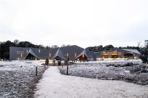 摇篮山游客中心#(BCHO)#(penda磐达中国)#(Saya公园美术馆)#(波捷特ProgettoCMR)#(餐饮空间)#(仓储改造)#(城市更新)#(城市公共设施)#(传统村落保护与可持续发展)#(创意办公室)#(创意空间)#(大师作品)#(大型建筑)#(档案馆)#(非物质文化遗产)#(服务)#(服务性建筑设计)#(工厂)#(工坊)#(工作室建筑设计)#(公厕)#(公厕平面)#(公厕设计)#(公厕效果图)#(公共建筑)#(公共建筑设计)#(公共空间)#(公共设施)#(公共卫生间效果图)#(公共文化空间)#(公共文化中心)#(公园厕所)#(公园建筑)#(公装卫生间效果图)#(功能型建筑)#(夯土建筑)#(黑色建筑)#(环保建筑)#(会议中心)#(混凝土建筑设计)#(简约工作室)#(建筑设计)#(建筑装置)#(郊区办公)#(郊区办公建筑)#(郊区办公项目)#(教育建筑设计)#(接待服务中心)#(接待中心)#(景观厕所)#(景观公厕)#(景观卫生间)#(景区厕所)#(景区接待中心)#(旧建新建)#(居住空间)#(剧场)#(咖啡店设计案例)#(咖啡馆)#(咖啡厅设计案例)#(咖啡屋)#(空间设计)#(零碳)#(零碳书吧)#(录音棚)#(旅游公厕)#(美丽村庄建筑)#(美丽乡村)#(美术)#(美术馆)#(美术馆立面)#(民宿)#(墓园咖啡厅)#(宁波杜岙美术馆)#(农村独栋建筑)#(农村房屋改造案例)#(农村房子设计)#(农村改造)#(农村改造更新提升)#(农村建筑立面改造)#(农村图书馆)#(曲面屋顶)#(人文建筑)#(陕西)#(上海道辰建筑师事务所)#(社区公建)#(社区图书馆景观)#(社区中心)#(生态农业)#(生态农业中心)#(世博会)#(世博会展馆分析)#(视觉分析)#(视觉分析图)#(室内设计)#(室外小型建筑)#(书吧 茶)#(尌林建筑设计事务所)#(亭子)#(图书馆)#(卫生间外观)#(文化)#(文化活动中心)#(文化建筑设计)#(文化艺术中心)#(文旅项目)#(屋顶)#(乡村服务中心)#(乡村改造)#(乡村公厕)#(乡村公共卫生间)#(乡村建设)#(乡村客厅)#(乡村振兴)#(乡村振兴房屋改造案例)#(消防应急救援中心)#(小公建)#(小建筑)#(小建筑抄绘)#(小建筑设计)#(小型办公楼)#(小型公共建筑)#(小型公建)#(小型建筑)#(小型建筑案例)#(小型咖啡馆)#(小型咖啡屋)#(小型商业办公)#(小型商业建筑)#(小型商业建筑设计)#(小型书店)#(校园咖啡厅)#(新农村)#(新农村建设)#(形状)#(休息驿站)#(学习中心)#(学校建筑)#(艺术)#(艺术馆)#(艺术家工作室)#(艺术廊)#(艺术中心)#(游客)#(游客到访中心)#(游客服务中心)#(游客活动中心)#(游客活动中心设计)#(游客中心立面设计)#(游客中心立面设计独特)#(展陈建筑设计)#(展览)#(展览建筑)#(展览空间)#(展示空间)#(植物馆)#(竹瓦)#(著名建筑师)#(咨询中心)#(自然)#(ANTARA画廊)#(Architektenmartensonundnageltheissen)#(CarlosCastanheira)#(DnA建筑事务所)#(EDIArchitects)#(OlsonKundig)#(PROJECTELEVEN)#(REMMStudio)#(ZahaHadid)#(阿那亚)#(安藤忠雄)#(奥马哈艺术馆)#(办公空间)#(滨水建筑设计)#(博物馆建筑设计)#(餐饮)#(仓库)#(仓库改造)#(厕所)#(茶吧)#(茶餐厅)#(茶舍)#(茶文化)#(茶文化馆)#(茶主题)#(车间)#(创意)#(创意空间建筑)#(创意空间设计)#(创意空间室内)#(村民活动室)#(村民活动中心)#(村民文化活动中心)#(村民中心)#(村舍)#(单层坡顶办公楼)#(低碳)#(房屋改造案例)#(工业建筑)#(工业建筑改造)#(工作室)#(工作室外立面)#(公厕建筑)#(公共厕所景观)#(公共厕所效果图)#(公共基础设施)#(公共卫生间)#(公共卫生间方案)#(公共卫生间外立面)#(公共休息)#(公园公厕)#(公园公共厕所)#(公园商业设施)#(公园卫生间)#(构筑物)#(韩国LeeOisoo画廊)#(夯土)#(画廊)#(袈蓝建筑)#(建筑)#(建筑改造)#(接待处)#(景区服务中心)#(景区公共卫生间)#(酒店建筑设计)#(旧建改造)#(剧院)#(咖啡馆建筑)#(咖啡厅)#(咖啡厅建筑)#(咖啡厅立面)#(咖啡厅外立面)#(老旧建筑改造)#(老旧建筑更新)#(临水建筑)#(零碳建筑)#(旅游服务区)#(旅游服务中心)#(旅游接待中心建筑)#(旅游设施)#(美术画廊)#(民俗博物馆)#(冥想空间)#(农村建设)#(农村建筑改造)#(农村建筑设计)#(农宅)#(普罗建筑)#(墙面)#(青少年研学基地)#(人文)#(山地建筑设计)#(商业建筑)#(商业建筑设计)#(设计)#(设计师工坊)#(设计师工作室)#(社区)#(世博会展馆)#(市民文化活动中心)#(手工作坊建筑)#(书吧)#(书屋)#(图形)#(卫生间)#(文化馆)#(文化建筑)#(文化中心)#(五感)#(乡村办公)#(乡村房屋)#(乡村房屋立面)#(乡村改造房屋案例)#(乡村公共文化空间)#(乡村规划)#(乡村建筑)#(乡村建筑设计)#(乡村社区文化中心)#(乡村社区中心)#(乡村书吧)#(乡村书屋)#(乡村图书馆)#(乡村小筑)#(乡村振兴房屋案例)#(消防局)#(消防局设计)#(消防员之家)#(消防站)#(消防站效果图)#(消防站装修)#(小办公楼设计)#(小办公楼设计效果图)#(小型)#(小型建筑抄绘案例)#(小型艺术馆)#(休闲公共建筑)#(休闲娱乐)#(一树建筑工作室)#(艺术家私宅)#(艺术文化建筑)#(异形建筑)#(应急救援中心)#(游客接待中心)#(游客中心)#(游客中心立面)#(游客中心平面)#(游人中心)#(阅读空间)#(扎哈·哈迪德)#(扎哈哈迪德)#(扎哈设计作品)#(扎哈作品)#(展馆)#(展览馆)#(展览馆景观)#(展示中心)#(展厅)#(中心)#(朱锫建筑设计事务所)#(竹编文化体验基地)#(竹编之乡)#(竹瓦夯土)#(装置)#(最美乡村)
