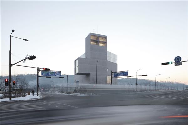 首尔RW混凝土教堂#(CFMller建筑师)#(COLABdesignoffice)#(MCA建筑设计)#(NakshabidArchitects)#(SantiagoCalatravaArchitectsEngineers)#(SteynStudio)#(安藤忠雄)#(白色)#(白色建筑设计)#(坂茂建筑事务所)#(贝聿铭设计作品)#(贝聿铭作品)#(大师建筑)#(大师建筑解析)#(东海大学)#(佛寺)#(光之教堂)#(韩国教堂)#(华裔美籍建筑师)#(混凝土建筑)#(极简)#(极简风格)#(建筑与光)#(教堂建筑设计)#(教堂设计)#(蓝天组COOPHIMMELBLAU)#(礼拜堂)#(礼堂)#(冥想空间)#(冥想室)#(冥想中心)#(清水混凝土建筑)#(清水混凝土小教堂)#(水泥建筑)#(文化建筑)#(文化建筑设计案例)#(现代主义建筑的最后大师)#(小教堂)#(竹建筑设计)#(著名建筑)#(著名宗教建筑)#(宗教建筑)#(宗教建筑设计)#(宗教建筑设计案例)#(AntonioCitterioPatriciaViel)#(Architects49Limited)#(dmvA)#(ReiulfRamstadArkitekter)#(ShigeruBanArchitects)#(TadaoAndo)#(巴西维特拉尔教堂)#(白色建筑)#(白色立面)#(贝聿铭)#(大师作品)#(灯光)#(低碳绿色环保)#(地下建筑)#(公共建筑)#(古建筑)#(光的空间)#(韩国)#(婚礼堂)#(活动中心)#(基督教青年会中心)#(纪念馆)#(纪念建筑)#(纪念建筑设计)#(纪念景观)#(纪念性建筑)#(建筑室内一体化)#(健康设施)#(教堂)#(教堂建筑)#(教堂建筑设计案例)#(教堂设计案例)#(老旧建筑改造更新)#(立面设计)#(路思义)#(路思义教堂)#(清水混凝土教堂)#(寺庙)#(寺庙建筑设计)#(铜金属外立面建筑设计)#(铜金属外墙建筑设计案例)#(文化)#(现代教堂建筑)#(小型公共建筑)#(钟楼)#(宗教古建筑)
