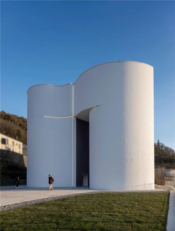 MC A作品 | 教堂 St.Maria Goretti#(CFMller建筑师)#(COLABdesignoffice)#(MCA建筑设计)#(NakshabidArchitects)#(SantiagoCalatravaArchitectsEngineers)#(SteynStudio)#(安藤忠雄)#(白色)#(白色建筑设计)#(坂茂建筑事务所)#(贝聿铭设计作品)#(贝聿铭作品)#(大师建筑)#(大师建筑解析)#(东海大学)#(佛寺)#(光之教堂)#(韩国教堂)#(华裔美籍建筑师)#(混凝土建筑)#(极简)#(极简风格)#(建筑与光)#(教堂建筑设计)#(教堂设计)#(蓝天组COOPHIMMELBLAU)#(礼拜堂)#(礼堂)#(冥想空间)#(冥想室)#(冥想中心)#(清水混凝土建筑)#(清水混凝土小教堂)#(水泥建筑)#(文化建筑)#(文化建筑设计案例)#(现代主义建筑的最后大师)#(小教堂)#(竹建筑设计)#(著名建筑)#(著名宗教建筑)#(宗教建筑)#(宗教建筑设计)#(宗教建筑设计案例)#(AntonioCitterioPatriciaViel)#(Architects49Limited)#(dmvA)#(ReiulfRamstadArkitekter)#(ShigeruBanArchitects)#(TadaoAndo)#(巴西维特拉尔教堂)#(白色建筑)#(白色立面)#(贝聿铭)#(大师作品)#(灯光)#(低碳绿色环保)#(地下建筑)#(公共建筑)#(古建筑)#(光的空间)#(韩国)#(婚礼堂)#(活动中心)#(基督教青年会中心)#(纪念馆)#(纪念建筑)#(纪念建筑设计)#(纪念景观)#(纪念性建筑)#(建筑室内一体化)#(健康设施)#(教堂)#(教堂建筑)#(教堂建筑设计案例)#(教堂设计案例)#(老旧建筑改造更新)#(立面设计)#(路思义)#(路思义教堂)#(清水混凝土教堂)#(寺庙)#(寺庙建筑设计)#(铜金属外立面建筑设计)#(铜金属外墙建筑设计案例)#(文化)#(现代教堂建筑)#(小型公共建筑)#(钟楼)#(宗教古建筑)