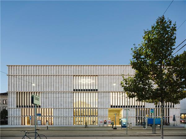 苏黎世美术馆扩建#(ArquitetosASSOCIADOS)#(BCMF)#(GUND)#(MACh)#(MiguelRioBranco美术馆)#(NikkenSekkei)#(PauloMendesdaRocha)#(Saya公园美术馆)#(ShigeruBanArchitects)#(UrbanArkArchitects)#(奥克兰美术馆)#(巴塞罗那Roca美术馆)#(柏林美术馆新馆)#(贝聿铭)#(城市更新)#(大堂)#(大学)#(改造)#(改造设计案例)#(格陵兰岛新国家美术馆)#(公共建筑)#(公共建筑设计)#(公共空间)#(观景台)#(海沃德美术馆改造)#(建筑更新)#(建筑设计)#(老旧建筑改造更新)#(曼海姆美术馆新馆)#(美术)#(美术馆)#(美术馆建筑设计案例)#(美术馆立面)#(美术馆设计案例)#(人文建筑)#(入口大厅)#(斯图加特国家美术馆)#(文化)#(文化建筑设计)#(西班牙巴达霍斯美术馆)#(小型建筑)#(艺术)#(艺术馆)#(艺术馆大堂)#(艺术画廊)#(艺术建筑设计案例)#(艺术廊)#(艺术中心)#(詹姆斯斯特林)#(展览建筑)#(展览空间)#(展览类建筑设计)#(AlvaroSiza)#(AthfieldArchitects)#(BIG)#(CarlosCastanheira)#(CarlosCastanheiraArchitects)#(DavidChipperfieldArchitects)#(EnneadArchitects)#(EstudioArquitecturaHago)#(FJMTStudio)#(gmp)#(GUNDPartnership)#(Hitolt)#(Hoki美术馆)#(LCC建筑事务所)#(MetroArquitetosAssociados)#(MiesvanderRohe)#(NikkenSekkei日建设计)#(OAB)#(TheNewDowse美术馆)#(TriversAssociates)#(巴西新乐弥美术馆)#(坂茂建筑事务所)#(大厅)#(大学建筑)#(戴卫奇普菲尔德建筑事务所)#(法国建筑师)#(冈德美术馆)#(工业建筑改造更新)#(画廊)#(集装箱设计案例)#(建筑)#(酒吧泳池美术馆)#(路易康)#(美术馆建筑)#(美术馆建筑设计)#(美术画廊)#(让努维尔)#(人文)#(山地建筑设计)#(设计)#(苏黎世美术馆)#(文化馆)#(文化建筑)#(文艺)#(小型)#(校园)#(耶鲁大学美术馆)#(遠藤克彦建筑研究所)#(展馆)#(展馆建筑设计)#(展览馆)