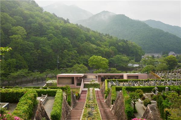 猪名川墓园礼拜堂和游客中心#(GoncaloByrneArquitectos)#(Sthapotik)#(滨水广场设计)#(博物馆)#(博物馆建筑设计案例)#(超高层建筑设计)#(超高层摩天大楼)#(城市公共空间)#(城市公园设计)#(城市绿地设计)#(公共集会空间)#(公共建筑)#(公共建筑设计)#(公共空间)#(纪念场所)#(纪念公园)#(纪念馆)#(纪念建筑)#(纪念建筑设计)#(纪念景观)#(纪念空间)#(纪念墙)#(纪念性建筑)#(纪念展览馆)#(教堂)#(教育建筑设计)#(居住建筑设计)#(口袋公园设计)#(历史文化建筑)#(凉亭)#(美术馆)#(墓地)#(耐候钢)#(喷泉)#(曲面屋顶)#(人物纪念馆)#(山地建筑设计案例)#(市政设施)#(土窖与陵墓)#(微型建筑)#(文化建筑设计)#(文化设施)#(下沉广场)#(展览空间)#(主题公园设计)#(住宅)#(砖)#(DavidChipperfieldArchitects)#(RizviHassan)#(城市公共绿地设计)#(城市广场设计)#(城市停留空间)#(城市小公园设计)#(大屠杀纪念碑)#(第五立面)#(多功能展馆)#(工业建筑改造)#(工业建筑更新)#(红军墓园)#(混凝土)#(混凝土建筑)#(纪念碑)#(纪念公园设计)#(纪念馆设计)#(纪念馆设计案例)#(纪念广场)#(纪念广场设计)#(纪念花园)#(纪念建筑设计案例)#(纪念堂)#(纪念性建筑设计)#(教堂坟墓)#(解说中心)#(旧建筑改造)#(科普性建筑)#(礼拜堂)#(烈士纪念馆)#(世界最高住宅楼)#(塔式建筑设计)#(文化建筑)#(文化建筑设计案例)#(文化中心)#(小广场设计)#(校园公共绿地设计)#(校园公园设计)#(异形建筑)#(游客中心)#(展馆)#(展览馆)#(展览建筑设计)#(战争纪念性公园)#(住宅建筑设计)#(砖立面)#(宗教建筑设计)