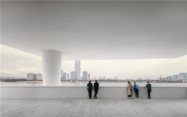 西岸美术馆#(aatmakotoyokomizoarchitects)#(DavidChipperfieldArchitects)#(FJMTStudio)#(JeanNouvel)#(KSP尤根恩格尔建筑师事务所)#(MAD)#(MVRDV)#(UCCA沙丘美术馆)#(Wutopialab)#(安藤忠雄)#(安藤忠雄光的空间)#(安藤忠雄光之空间)#(白色)#(北京民生现代美术馆)#(贝聿铭作品)#(滨水建筑)#(滨水建筑设计)#(城市文化空间)#(大舍建筑设计事务所)#(大师建筑)#(第五立面)#(董豫赣)#(工业建筑改造)#(工业建筑改造更新)#(工业建筑更新)#(公司)#(光之空间)#(杭州零壹城市建筑咨询有限公司)#(红砖建筑设计)#(红砖美术馆)#(虹美术馆)#(画廊)#(混凝土建筑)#(建筑)#(建筑改造)#(建筑与光)#(金属外立面建筑设计)#(金属网镀锌铁网)#(景会设计)#(旧建改造)#(旧建筑改造)#(临水建筑)#(临水美术馆)#(铝金属外立面建筑设计)#(铝金属外墙建筑设计案例)#(美术馆建筑)#(美术馆建筑设计)#(美术画廊)#(耐候钢板)#(墙身大样)#(让努维尔)#(人文)#(日本美秀美术馆平面)#(三文建筑)#(三益建筑设计有限公司)#(商业建筑)#(商业设施)#(上海)#(上海金臣亦飞鸣美术馆)#(上海艺仓美术馆)#(设计)#(设计竞赛)#(沭阳美术馆)#(水岸公园)#(水石设计)#(私人画廊)#(汤桦建筑设计)#(桃园美术馆)#(天津美术馆)#(未觉设计)#(文化馆)#(文化建筑)#(文化建筑设计案例)#(文化空间)#(文化中心)#(文化综合体)#(屋顶曲面)#(现代美术馆)#(乡村建筑设计案例)#(乡建设计案例)#(小型)#(学术研究)#(哑光铜色涂层的铝型材)#(一体化设计)#(一宇设计)#(宜昌一二美术馆一号馆)#(艺术建筑设计)#(艺术空间)#(艺术综合体)#(银川当代美术馆)#(展陈空间)#(展览馆)#(展览建筑设计)#(展览类建筑)#(展示建筑)#(展厅)#(中国版画博物馆)#(中国国家美术馆)#(中科院建筑设计研究院有限公司)#(砖立面)#(AIA奖)#(AIA荣誉奖)#(BIAD)#(CUN寸DESIGN)#(DnA_DesignandArchitecture)#(OPEN建筑事务所)#(PendaChina建筑事务所)#(SSAD建筑事务所)#(waa)#(waa未觉建筑事务所)#(奥克兰美术馆)#(八分园美术馆)#(白色建筑)#(版画)#(贝聿铭)#(边界实验建筑工作室)#(滨水公园)#(滨水绿化)#(滨水美术馆)#(波捷特ProgettoCMR)#(博物馆)#(城市更新)#(大舍建筑)#(大师作品)#(大厦)#(道普建筑)#(法国让努维尔事务所)#(非常建筑)#(分析图)#(覆土建筑)#(公共服务)#(公共建筑)#(公共建筑设计)#(公寓改造)#(公园)#(光的空间)#(海边美术馆)#(昊美术馆)#(何崴工作室)#(混凝土建筑设计案例)#(建筑改造更新)#(建筑和光)#(建筑设计)#(建筑室内一体化)#(建筑营)#(金属外墙建筑设计)#(景观设计)#(老房子改造)#(老旧建筑改造更新)#(零壹城市建筑事务所)#(美国建筑师协会获奖作品)#(美术)#(美术馆)#(美术馆建筑设计案例)#(美术馆立面)#(美术馆平立剖)#(美术馆平面)#(美术馆平面图)#(美术馆剖面)#(美术馆剖面图)#(美术馆效果图)#(莫比乌斯环)#(莫比乌斯环建筑)#(南京美术馆新馆)#(宁波杜岙美术馆)#(宁波祥源源美术馆)#(青岛)#(曲线)#(人文建筑)#(日本美术馆)#(日本美秀美术馆平面图)#(上海艺仓美术馆水岸公园)#(设计案例)#(双层墙身大样)#(水石设计米川建筑工作室)#(同济大学建筑设计研究院)#(同济设计TJAD)#(文化建筑设计)#(文旅项目)#(西海美术馆)#(西塘)#(西塘古镇)#(乡村振兴)#(相对建筑)#(小型建筑)#(效果图)#(一期一会美术馆)#(艺术馆)#(艺术馆平面图)#(艺术建筑)#(艺术廊)#(艺术中心)#(展呈)#(展览空间)#(展示空间)#(浙江大学建筑设计研究院)#(中国)#(朱锫建筑事务所)#(竹钢)#(筑境设计)