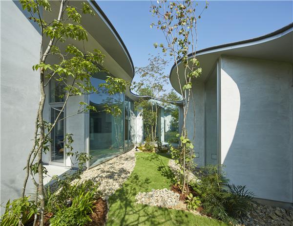 Okuike 住宅（花园之家）#(MDS)#(TomohiroHataArchitectandAssociates)#(别墅)#(島根県立古代出雲歴史博物館)#(公司总部建筑设计)#(混凝土建筑设计)#(建筑更新项目)#(建筑师)#(教育建筑设计)#(居住建筑设计)#(康养建筑设计)#(日本建筑)#(日本建筑设计)#(日本住宅)#(日本著名建筑师)#(日式别墅)#(日式风格别墅)#(日式风格建筑)#(日式建筑)#(日式设计)#(日式室内)#(日式外立面)#(日式住宅)#(香港科技大学建筑设计比赛评审委员会成员)#(养老院)#(FORMKouichiKimuraArchitects)#(fuseatelier)#(HearthArchitects)#(NaoshiKondostudio)#(STUDIOYY)#(白色建筑设计)#(办公建筑设计)#(办公空间)#(办公室)#(别墅设计)#(槙文彦)#(东京大学毕业)#(独栋建筑)#(独栋住宅设计)#(建筑)#(建筑改造项目)#(京都国立近代美術館Data)#(老年住宅设计)#(普利策克奖)#(日本别墅)#(日本建筑风格)#(日本建筑设计案例)#(日本幼儿园建筑设计)#(日式)#(日式风格)#(日式风格住宅)#(日式建筑设计)#(日式养老空间)#(日式住宅建筑设计)#(日式装修)#(畑友洋建筑设计事务所)#(养老建筑设计)#(医疗康养)#(灾后重建项目)#(展厅)#(中国建筑项目)#(住宅建筑设计)
