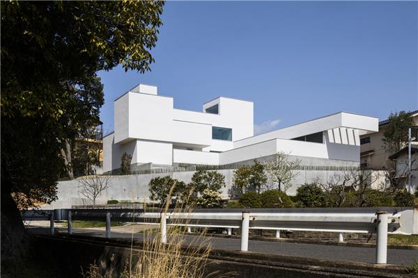 丘上住宅#(MDS)#(TomohiroHataArchitectandAssociates)#(别墅)#(島根県立古代出雲歴史博物館)#(公司总部建筑设计)#(混凝土建筑设计)#(建筑更新项目)#(建筑师)#(教育建筑设计)#(居住建筑设计)#(康养建筑设计)#(日本建筑)#(日本建筑设计)#(日本住宅)#(日本著名建筑师)#(日式别墅)#(日式风格别墅)#(日式风格建筑)#(日式建筑)#(日式设计)#(日式室内)#(日式外立面)#(日式住宅)#(香港科技大学建筑设计比赛评审委员会成员)#(养老院)#(FORMKouichiKimuraArchitects)#(fuseatelier)#(HearthArchitects)#(NaoshiKondostudio)#(STUDIOYY)#(白色建筑设计)#(办公建筑设计)#(办公空间)#(办公室)#(别墅设计)#(槙文彦)#(东京大学毕业)#(独栋建筑)#(独栋住宅设计)#(建筑)#(建筑改造项目)#(京都国立近代美術館Data)#(老年住宅设计)#(普利策克奖)#(日本别墅)#(日本建筑风格)#(日本建筑设计案例)#(日本幼儿园建筑设计)#(日式)#(日式风格)#(日式风格住宅)#(日式建筑设计)#(日式养老空间)#(日式住宅建筑设计)#(日式装修)#(畑友洋建筑设计事务所)#(养老建筑设计)#(医疗康养)#(灾后重建项目)#(展厅)#(中国建筑项目)#(住宅建筑设计)