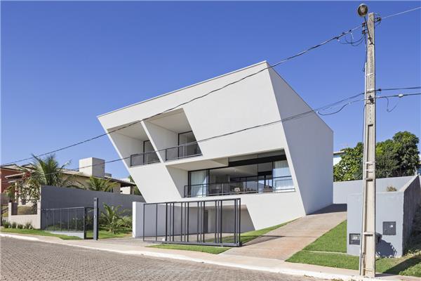 “不怕晒”住宅 Casa Aresta#BLOCOArquitetos #居住建筑设计 #住宅建筑设计 