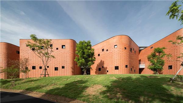 轮回培训中心#(CrossonArchitects)#(EmilioAmbasz)#(HeraultArnodArchitectures)#(RIZOMA)#(SkylabArchitecture)#(埃米利奥安柏兹)#(安藤忠雄)#(白色)#(白色建筑设计)#(办公建筑)#(办公建筑设计)#(便利店)#(滨海建筑设计)#(滨水建筑设计)#(玻璃)#(玻璃形体建筑)#(博物馆建筑设计)#(草坪)#(草坪白色)#(创意)#(度假)#(多边形)#(儿童)#(儿童空间)#(高级)#(哥本哈根)#(工业建筑)#(工业生产建筑)#(工作室)#(公共场所)#(公共建筑设计案例)#(公共空间设计)#(公共桑拿房)#(公共小空间)#(公共职能建筑)#(构筑物)#(画廊)#(混凝土供水站)#(混凝土建筑)#(基础设施)#(集会)#(集会场所)#(加油站)#(建筑)#(建筑改造)#(健身房室内设计)#(景观花园)#(景观建筑设计)#(境衍设计林柏阳建筑师事务所)#(酒吧)#(酒庄)#(救生塔)#(居住)#(居住建筑)#(咖啡厅)#(客栈)#(空间构成)#(空间构成与整合)#(老旧建筑改造)#(老旧建筑更新)#(礼堂)#(立体)#(瞭望塔)#(旅游设施)#(绿化纯白)#(猫舍花园)#(冥想空间)#(膜结构建筑)#(酿酒厂)#(攀岩馆)#(品牌旗舰店)#(气膜结构)#(清水混凝土建筑)#(礽建筑)#(三角形)#(三角元素)#(三文建筑何崴工作室)#(商业建筑)#(商业建筑设计)#(商业设施)#(少年活动中心)#(设计)#(社区)#(社区活动空间)#(水泥建筑)#(体育场馆设计)#(文化建筑)#(文化建筑设计案例)#(文化中心)#(现代)#(乡村建筑设计)#(小户型)#(小空间)#(小型)#(小型公共建筑设计)#(小型建筑抄绘案例)#(休闲娱乐)#(沿街商铺外立面设计)#(野外)#(一楼房屋设计)#(医药中心)#(艺术博物馆设计)#(艺术工作室)#(驿站)#(应急避难所)#(泳池房)#(游客接待)#(游客接待中心)#(运动)#(展馆)#(展览馆)#(展览建筑设计)#(展览建筑设计案例)#(展览类建筑)#(展厅)#(震后重建项目)#(政府办公楼)#(竹屋)#(住宅建筑)#(装置)#(宗教建筑)#(宗教建筑设计)#(综合体)#(Architects49)#(Architects49Limited)#(BAU建筑城市设计)#(JohnstonMarklee)#(Magnumarchitectesurbanistes)#(NewWaveArchitecture)#(白色建筑)#(办公大楼)#(避难所)#(别墅)#(玻璃形体)#(博物馆)#(不规则)#(采光)#(餐厅)#(餐饮建筑设计)#(城市更新)#(城市公共设施)#(宠物商店)#(创意建筑)#(创作)#(村民服务中心)#(村庄公共服务中心)#(大师作品赏析)#(单层)#(单层建筑)#(档案馆)#(灯光)#(独立住宅)#(多功能文娱设施)#(服务设施)#(覆土建筑设计)#(工业区改造)#(公共活动空间)#(公共建筑)#(公共建筑设计)#(公共空间)#(供水站)#(共享办公空间)#(环保建筑)#(会议中心)#(混合用途建筑)#(混凝土建筑设计)#(活动中心)#(极简建筑)#(纪念馆)#(纪念建筑)#(纪念性建筑)#(茧房)#(建筑更新)#(建筑设计)#(建筑装置)#(健身房)#(教堂)#(教堂建筑)#(教育建筑设计)#(居住空间)#(科研建筑设计)#(老旧建筑改造更新)#(礼拜场所)#(凉亭)#(林中小屋)#(旅馆)#(绿化)#(绿色建筑)#(马厩)#(美术馆)#(膜结构)#(农业建筑设计)#(培训中心)#(汽车展厅)#(三角建筑)#(三角形建筑案例)#(三角形建筑设计)#(商店)#(商业空间设计)#(社区公建)#(社区中心)#(生活馆)#(十字架)#(市政建筑设计)#(视觉分析)#(视觉分析图)#(室内运动)#(室外小型建筑)#(体验中心)#(体育建筑)#(体育建筑设计)#(天文台)#(透明)#(图书馆)#(网状)#(文化建筑设计)#(物流站)#(洗漱间)#(乡村振兴)#(乡建项目)#(乡建项目设计)#(小公建)#(小建筑)#(小建筑抄绘)#(小建筑设计)#(小体量公共建筑)#(小型公共建筑)#(小型公建)#(小型建筑)#(小型建筑案例)#(小型建筑设计)#(寻常设计事务所UsualStudio)#(一层)#(一层房屋设计)#(一层建筑)#(一层建筑设计)#(艺术)#(艺术体验站)#(营销中心)#(游泳池)#(浴室)#(展览空间)#(展览类建筑设计)#(展廊)#(整合)#(政府建筑设计)#(住宅)