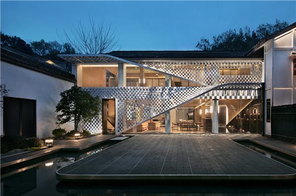 《浮瓦听雨》杭州锦寄行生活馆#(CrossonArchitects)#(EmilioAmbasz)#(HeraultArnodArchitectures)#(RIZOMA)#(SkylabArchitecture)#(埃米利奥安柏兹)#(安藤忠雄)#(白色)#(白色建筑设计)#(办公建筑)#(办公建筑设计)#(便利店)#(滨海建筑设计)#(滨水建筑设计)#(玻璃)#(玻璃形体建筑)#(博物馆建筑设计)#(草坪)#(草坪白色)#(创意)#(度假)#(多边形)#(儿童)#(儿童空间)#(高级)#(哥本哈根)#(工业建筑)#(工业生产建筑)#(工作室)#(公共场所)#(公共建筑设计案例)#(公共空间设计)#(公共桑拿房)#(公共小空间)#(公共职能建筑)#(构筑物)#(画廊)#(混凝土供水站)#(混凝土建筑)#(基础设施)#(集会)#(集会场所)#(加油站)#(建筑)#(建筑改造)#(健身房室内设计)#(景观花园)#(景观建筑设计)#(境衍设计林柏阳建筑师事务所)#(酒吧)#(酒庄)#(救生塔)#(居住)#(居住建筑)#(咖啡厅)#(客栈)#(空间构成)#(空间构成与整合)#(老旧建筑改造)#(老旧建筑更新)#(礼堂)#(立体)#(瞭望塔)#(旅游设施)#(绿化纯白)#(猫舍花园)#(冥想空间)#(膜结构建筑)#(酿酒厂)#(攀岩馆)#(品牌旗舰店)#(气膜结构)#(清水混凝土建筑)#(礽建筑)#(三角形)#(三角元素)#(三文建筑何崴工作室)#(商业建筑)#(商业建筑设计)#(商业设施)#(少年活动中心)#(设计)#(社区)#(社区活动空间)#(水泥建筑)#(体育场馆设计)#(文化建筑)#(文化建筑设计案例)#(文化中心)#(现代)#(乡村建筑设计)#(小户型)#(小空间)#(小型)#(小型公共建筑设计)#(小型建筑抄绘案例)#(休闲娱乐)#(沿街商铺外立面设计)#(野外)#(一楼房屋设计)#(医药中心)#(艺术博物馆设计)#(艺术工作室)#(驿站)#(应急避难所)#(泳池房)#(游客接待)#(游客接待中心)#(运动)#(展馆)#(展览馆)#(展览建筑设计)#(展览建筑设计案例)#(展览类建筑)#(展厅)#(震后重建项目)#(政府办公楼)#(竹屋)#(住宅建筑)#(装置)#(宗教建筑)#(宗教建筑设计)#(综合体)#(Architects49)#(Architects49Limited)#(BAU建筑城市设计)#(JohnstonMarklee)#(Magnumarchitectesurbanistes)#(NewWaveArchitecture)#(白色建筑)#(办公大楼)#(避难所)#(别墅)#(玻璃形体)#(博物馆)#(不规则)#(采光)#(餐厅)#(餐饮建筑设计)#(城市更新)#(城市公共设施)#(宠物商店)#(创意建筑)#(创作)#(村民服务中心)#(村庄公共服务中心)#(大师作品赏析)#(单层)#(单层建筑)#(档案馆)#(灯光)#(独立住宅)#(多功能文娱设施)#(服务设施)#(覆土建筑设计)#(工业区改造)#(公共活动空间)#(公共建筑)#(公共建筑设计)#(公共空间)#(供水站)#(共享办公空间)#(环保建筑)#(会议中心)#(混合用途建筑)#(混凝土建筑设计)#(活动中心)#(极简建筑)#(纪念馆)#(纪念建筑)#(纪念性建筑)#(茧房)#(建筑更新)#(建筑设计)#(建筑装置)#(健身房)#(教堂)#(教堂建筑)#(教育建筑设计)#(居住空间)#(科研建筑设计)#(老旧建筑改造更新)#(礼拜场所)#(凉亭)#(林中小屋)#(旅馆)#(绿化)#(绿色建筑)#(马厩)#(美术馆)#(膜结构)#(农业建筑设计)#(培训中心)#(汽车展厅)#(三角建筑)#(三角形建筑案例)#(三角形建筑设计)#(商店)#(商业空间设计)#(社区公建)#(社区中心)#(生活馆)#(十字架)#(市政建筑设计)#(视觉分析)#(视觉分析图)#(室内运动)#(室外小型建筑)#(体验中心)#(体育建筑)#(体育建筑设计)#(天文台)#(透明)#(图书馆)#(网状)#(文化建筑设计)#(物流站)#(洗漱间)#(乡村振兴)#(乡建项目)#(乡建项目设计)#(小公建)#(小建筑)#(小建筑抄绘)#(小建筑设计)#(小体量公共建筑)#(小型公共建筑)#(小型公建)#(小型建筑)#(小型建筑案例)#(小型建筑设计)#(寻常设计事务所UsualStudio)#(一层)#(一层房屋设计)#(一层建筑)#(一层建筑设计)#(艺术)#(艺术体验站)#(营销中心)#(游泳池)#(浴室)#(展览空间)#(展览类建筑设计)#(展廊)#(整合)#(政府建筑设计)#(住宅)