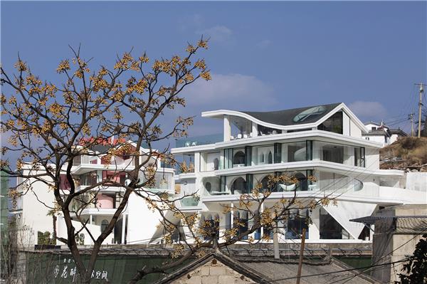 《玉带云》大理花醉艺术中心#(BIAD)#(BuroOleScheeren)#(CieMAYUarchitects)#(DOMANI东仓建设)#(LinkArc建筑事务所)#(OMA)#(TAOA)#(TEMP)#(ZahaHadidArchitects)#(白色建筑)#(本土设计研究中心)#(滨水)#(滨水艺术馆)#(仓储改造)#(产业园区)#(昌吉)#(城市更新)#(城市空间)#(大剧院)#(大舍建筑)#(大师作品)#(档案馆)#(地标)#(地标建筑)#(多功能空间)#(儿童活动空间)#(房子和诗建筑事务所)#(非常建筑)#(覆土建筑设计)#(改造)#(概念)#(工厂改造)#(公共建筑)#(公共建筑设计)#(公共空间)#(公共文化建筑)#(公共文化艺术中心)#(公共文化中心)#(广场)#(海螺建筑)#(海螺形建筑)#(赫尔佐格德梅隆事务所)#(红砖建筑)#(花园办公)#(环形中庭)#(环状)#(会展建筑)#(会展中心)#(混合用途建筑)#(混凝土建筑设计)#(迹建筑事务所)#(建筑改造更新)#(建筑设计)#(建筑室内一体化)#(建筑营)#(经济发展)#(九江)#(旧建新建)#(剧场)#(开放空间设计)#(看台)#(空格建筑事务所)#(拉斯维加斯)#(老旧建筑改造更新)#(乐土设计)#(临水艺术馆)#(露台剧场)#(旅游)#(铝镁锰板)#(伦敦)#(螺旋建筑)#(曼景建筑)#(美术馆)#(美术馆建筑设计案例)#(莫比乌斯环)#(莫比乌斯环建筑)#(南昌当代艺术馆)#(南昌艺术馆)#(清水混凝土)#(曲线)#(人文建筑)#(商业摄影基地)#(设计实验室)#(社区公共空间)#(社区中心)#(示范区建筑设计)#(水边)#(水景)#(陶磊)#(体验中心)#(体育场馆)#(图书馆建筑设计案例)#(文化活动中心)#(文化建筑设计)#(文化艺术中心)#(文旅项目)#(乡村振兴)#(乡建项目设计)#(相对建筑)#(效果图)#(寻常设计事务所UsualStudio)#(演播建筑设计案例)#(艺术馆)#(艺术馆立面)#(艺术馆平面)#(艺术馆平面图)#(艺术活动中心)#(艺术家工作室)#(艺术建筑)#(艺术文化中心)#(艺术展厅)#(艺术中心)#(游客服务中心)#(圆)#(圆形建筑)#(圆形景观)#(圆形中庭)#(运河文化)#(展馆设计)#(展览空间)#(展览空间设计)#(展览类建筑设计)#(展示建筑设计)#(展示空间)#(浙江)#(浙江大学建筑设计研究院)#(郑东新区)#(中国建筑设计研究院本土设计研究中心)#(中庭设计)#(著名建筑师)#(筑境设计)#(自然)#(CCDI悉地国际)#(gad)#(JA杰恩设计)#(line建筑事务所)#(MAD)#(Mecanoo)#(METAProject)#(MVRDV)#(TAO)#(UrbanTect都市架构建筑事务所)#(ZahaHadid)#(阿科米星建筑设计事务所)#(白色)#(办公建筑)#(办公建筑设计)#(办公空间)#(办公楼)#(办公室)#(办公室景观)#(被动式建筑)#(标志性建筑)#(表演艺术中心)#(滨水建筑)#(仓库)#(仓库改造)#(成都中意文化艺术交流中心之中华馆景观设计)#(大型艺术馆)#(单体建筑)#(儿童活动场地)#(儿童艺术中心)#(方未建筑事务所)#(服装设计办公)#(服装设计中心)#(高科技场所)#(歌剧院)#(工业建筑改造)#(工业建筑改造更新)#(公共)#(公共建筑设计案例)#(红砖)#(红砖立面)#(红砖艺术中心)#(湖畔展馆)#(画廊)#(混凝土)#(袈蓝建筑)#(建筑)#(景观建筑一体化)#(旧建改造)#(开放空间)#(礼堂)#(临水建筑)#(刘宇扬建筑事务所)#(铝金属外立面建筑设计)#(铝金属外墙建筑设计案例)#(螺旋形建筑)#(媒体聚落)#(坡屋顶)#(球体建筑)#(日清设计)#(山水秀)#(商业建筑)#(商业建筑设计)#(商业建筑设计案例)#(商业综合体)#(商业综合体建筑设计)#(设计)#(深圳)#(深圳华森建筑与工程设计顾问有限公司)#(市民文化活动中心)#(双螺旋)#(肆零建筑)#(汤桦建筑设计)#(体育运动中心)#(温州)#(文化馆)#(文化建筑)#(文化建筑景观)#(文化建筑设计案例)#(文化交流中心)#(文化展馆)#(文化中心)#(文化中心抄绘)#(屋顶曲面)#(乡村改在)#(乡村建筑)#(乡村建筑设计)#(乡村艺术馆)#(小型艺术馆)#(斜坡建筑)#(新疆)#(形象地标)#(休闲娱乐)#(演播建筑设计)#(一体化设计)#(艺术馆效果图)#(艺术建筑设计)#(艺术空间)#(艺术文化建筑)#(艺术展)#(艺术中心立面)#(音乐厅)#(游客集散)#(游客中心)#(游客中心效果图)#(娱乐场所)#(圆形)#(运河主题)#(扎哈·哈迪德)#(展馆)#(展览馆)#(展览建筑设计)#(展览类建筑)#(展示中心)#(展厅)#(中庭)#(朱锫建筑设计事务所)