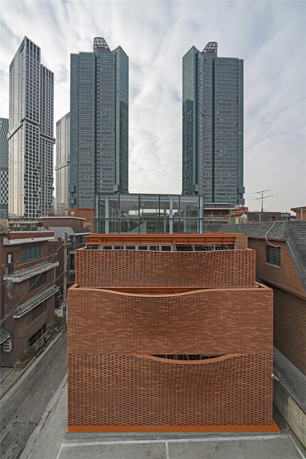 Seongsu WAVE 商业大厦#(CoalDropsYard)#(MoonHoon)#(Red5studio)#(UrbanArkArchitects)#(办公楼设计)#(餐饮空间)#(餐饮空间设计)#(厂房)#(潮流街区)#(车站)#(城市更新)#(创意街区)#(法国)#(翻修扩建)#(放松娱乐休闲)#(废弃建筑改造)#(概念店)#(工厂改造)#(工业建筑改造效果图)#(工业遗迹)#(工业遗迹改造)#(工业用地改造)#(公共设施)#(会展设计)#(混合用途建筑设计)#(建筑改造设计)#(建筑设计)#(街道)#(街景设计)#(街区商业)#(街区式商业)#(酒吧建筑设计)#(旧工厂改造)#(居住建筑设计案例)#(咖啡店)#(咖啡馆)#(咖啡厅改造)#(老厂区改造)#(老房子改造)#(老旧改造)#(老旧建筑改造更新)#(老项目改造)#(历史建筑改造)#(零售空间)#(旗舰店)#(人文建筑)#(商店)#(商铺)#(商圈)#(商业步行街)#(商业宫殿)#(商业街经典案例)#(商业街区)#(商业街区景观)#(商业景观)#(商业区)#(商业中心)#(效果图)#(新旧建筑)#(新老建筑立面)#(演播建筑设计案例)#(邮局改造)#(展馆墙体)#(展会)#(中国高线公园)#(中庭设计)#(architecturalstudioZJA)#(CoalDropsYard购物中心)#(JYARCHITECTS)#(MVRDV)#(NiiiZDesignLab)#(办公建筑设计)#(步行街)#(餐厅改造)#(仓库)#(厂房翻新)#(厂房改造)#(城市旧建改造)#(道路街区)#(底商)#(电影院建筑设计案例)#(工厂库房改造)#(工业建筑)#(功能置换)#(购物中心)#(建筑)#(建筑改造案列)#(建筑景观一体化设计)#(建筑设计改造)#(旧厂房改造)#(旧建翻新)#(旧建改造)#(旧建筑改造)#(咖啡厅)#(老建筑改造)#(老旧建筑改造)#(啤酒厂)#(商场)#(商务区)#(商业规划设计)#(商业建筑)#(商业建筑改造设计)#(商业建筑设计)#(商业建筑设计案例)#(商业建筑外立面设计)#(商业街)#(商业街景观)#(商业街立面)#(商业空间)#(商业设施)#(商业屋顶花园)#(商业中庭)#(商业中庭设计)#(商业综合体)#(商业综合体项目案例)#(设计)#(室外商业街)#(文化建筑)#(屋顶花园)#(屋顶农场)#(新旧)#(一体化设计)#(越南建筑设计)#(展览馆)#(展览馆墙体)#(综合楼)#(综合体)