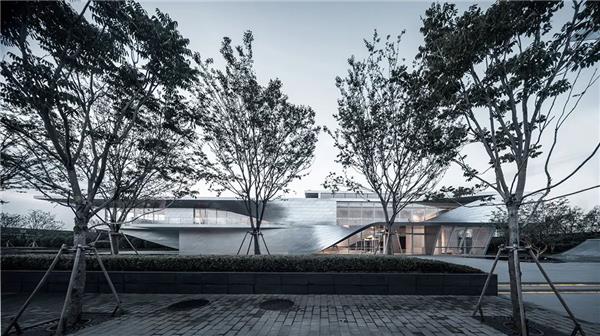 江苏南京湾艺术中心 / LinkArc建筑事务所#(BIAD)#(BuroOleScheeren)#(CieMAYUarchitects)#(DOMANI东仓建设)#(LinkArc建筑事务所)#(OMA)#(TAOA)#(TEMP)#(ZahaHadidArchitects)#(白色建筑)#(本土设计研究中心)#(滨水)#(滨水艺术馆)#(仓储改造)#(产业园区)#(昌吉)#(城市更新)#(城市空间)#(大剧院)#(大舍建筑)#(大师作品)#(档案馆)#(地标)#(地标建筑)#(多功能空间)#(儿童活动空间)#(房子和诗建筑事务所)#(非常建筑)#(覆土建筑设计)#(改造)#(概念)#(工厂改造)#(公共建筑)#(公共建筑设计)#(公共空间)#(公共文化建筑)#(公共文化艺术中心)#(公共文化中心)#(广场)#(海螺建筑)#(海螺形建筑)#(赫尔佐格德梅隆事务所)#(红砖建筑)#(花园办公)#(环形中庭)#(环状)#(会展建筑)#(会展中心)#(混合用途建筑)#(混凝土建筑设计)#(迹建筑事务所)#(建筑改造更新)#(建筑设计)#(建筑室内一体化)#(建筑营)#(经济发展)#(九江)#(旧建新建)#(剧场)#(开放空间设计)#(看台)#(空格建筑事务所)#(拉斯维加斯)#(老旧建筑改造更新)#(乐土设计)#(临水艺术馆)#(露台剧场)#(旅游)#(铝镁锰板)#(伦敦)#(螺旋建筑)#(曼景建筑)#(美术馆)#(美术馆建筑设计案例)#(莫比乌斯环)#(莫比乌斯环建筑)#(南昌当代艺术馆)#(南昌艺术馆)#(清水混凝土)#(曲线)#(人文建筑)#(商业摄影基地)#(设计实验室)#(社区公共空间)#(社区中心)#(示范区建筑设计)#(水边)#(水景)#(陶磊)#(体验中心)#(体育场馆)#(图书馆建筑设计案例)#(文化活动中心)#(文化建筑设计)#(文化艺术中心)#(文旅项目)#(乡村振兴)#(乡建项目设计)#(相对建筑)#(效果图)#(寻常设计事务所UsualStudio)#(演播建筑设计案例)#(艺术馆)#(艺术馆立面)#(艺术馆平面)#(艺术馆平面图)#(艺术活动中心)#(艺术家工作室)#(艺术建筑)#(艺术文化中心)#(艺术展厅)#(艺术中心)#(游客服务中心)#(圆)#(圆形建筑)#(圆形景观)#(圆形中庭)#(运河文化)#(展馆设计)#(展览空间)#(展览空间设计)#(展览类建筑设计)#(展示建筑设计)#(展示空间)#(浙江)#(浙江大学建筑设计研究院)#(郑东新区)#(中国建筑设计研究院本土设计研究中心)#(中庭设计)#(著名建筑师)#(筑境设计)#(自然)#(CCDI悉地国际)#(gad)#(JA杰恩设计)#(line建筑事务所)#(MAD)#(Mecanoo)#(METAProject)#(MVRDV)#(TAO)#(UrbanTect都市架构建筑事务所)#(ZahaHadid)#(阿科米星建筑设计事务所)#(白色)#(办公建筑)#(办公建筑设计)#(办公空间)#(办公楼)#(办公室)#(办公室景观)#(被动式建筑)#(标志性建筑)#(表演艺术中心)#(滨水建筑)#(仓库)#(仓库改造)#(成都中意文化艺术交流中心之中华馆景观设计)#(大型艺术馆)#(单体建筑)#(儿童活动场地)#(儿童艺术中心)#(方未建筑事务所)#(服装设计办公)#(服装设计中心)#(高科技场所)#(歌剧院)#(工业建筑改造)#(工业建筑改造更新)#(公共)#(公共建筑设计案例)#(红砖)#(红砖立面)#(红砖艺术中心)#(湖畔展馆)#(画廊)#(混凝土)#(袈蓝建筑)#(建筑)#(景观建筑一体化)#(旧建改造)#(开放空间)#(礼堂)#(临水建筑)#(刘宇扬建筑事务所)#(铝金属外立面建筑设计)#(铝金属外墙建筑设计案例)#(螺旋形建筑)#(媒体聚落)#(坡屋顶)#(球体建筑)#(日清设计)#(山水秀)#(商业建筑)#(商业建筑设计)#(商业建筑设计案例)#(商业综合体)#(商业综合体建筑设计)#(设计)#(深圳)#(深圳华森建筑与工程设计顾问有限公司)#(市民文化活动中心)#(双螺旋)#(肆零建筑)#(汤桦建筑设计)#(体育运动中心)#(温州)#(文化馆)#(文化建筑)#(文化建筑景观)#(文化建筑设计案例)#(文化交流中心)#(文化展馆)#(文化中心)#(文化中心抄绘)#(屋顶曲面)#(乡村改在)#(乡村建筑)#(乡村建筑设计)#(乡村艺术馆)#(小型艺术馆)#(斜坡建筑)#(新疆)#(形象地标)#(休闲娱乐)#(演播建筑设计)#(一体化设计)#(艺术馆效果图)#(艺术建筑设计)#(艺术空间)#(艺术文化建筑)#(艺术展)#(艺术中心立面)#(音乐厅)#(游客集散)#(游客中心)#(游客中心效果图)#(娱乐场所)#(圆形)#(运河主题)#(扎哈·哈迪德)#(展馆)#(展览馆)#(展览建筑设计)#(展览类建筑)#(展示中心)#(展厅)#(中庭)#(朱锫建筑设计事务所)