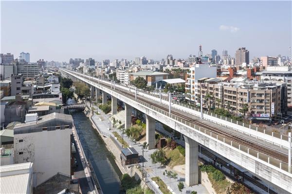 高架铁路线下空间再生，台中市绿色走廊 / Mecanoo#高架桥下的景观 #公共景观设计 #公园景观设计 