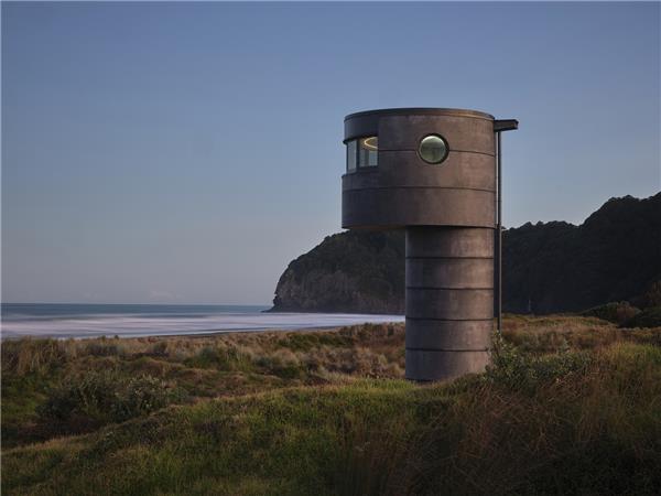 Te Pae北皮哈冲浪救生塔 / Crosson Architects#(CrossonArchitects)#(EmilioAmbasz)#(HeraultArnodArchitectures)#(RIZOMA)#(SkylabArchitecture)#(埃米利奥安柏兹)#(安藤忠雄)#(白色)#(白色建筑设计)#(办公建筑)#(办公建筑设计)#(便利店)#(滨海建筑设计)#(滨水建筑设计)#(玻璃)#(玻璃形体建筑)#(博物馆建筑设计)#(草坪)#(草坪白色)#(创意)#(度假)#(多边形)#(儿童)#(儿童空间)#(高级)#(哥本哈根)#(工业建筑)#(工业生产建筑)#(工作室)#(公共场所)#(公共建筑设计案例)#(公共空间设计)#(公共桑拿房)#(公共小空间)#(公共职能建筑)#(构筑物)#(画廊)#(混凝土供水站)#(混凝土建筑)#(基础设施)#(集会)#(集会场所)#(加油站)#(建筑)#(建筑改造)#(健身房室内设计)#(景观花园)#(景观建筑设计)#(境衍设计林柏阳建筑师事务所)#(酒吧)#(酒庄)#(救生塔)#(居住)#(居住建筑)#(咖啡厅)#(客栈)#(空间构成)#(空间构成与整合)#(老旧建筑改造)#(老旧建筑更新)#(礼堂)#(立体)#(瞭望塔)#(旅游设施)#(绿化纯白)#(猫舍花园)#(冥想空间)#(膜结构建筑)#(酿酒厂)#(攀岩馆)#(品牌旗舰店)#(气膜结构)#(清水混凝土建筑)#(礽建筑)#(三角形)#(三角元素)#(三文建筑何崴工作室)#(商业建筑)#(商业建筑设计)#(商业设施)#(少年活动中心)#(设计)#(社区)#(社区活动空间)#(水泥建筑)#(体育场馆设计)#(文化建筑)#(文化建筑设计案例)#(文化中心)#(现代)#(乡村建筑设计)#(小户型)#(小空间)#(小型)#(小型公共建筑设计)#(小型建筑抄绘案例)#(休闲娱乐)#(沿街商铺外立面设计)#(野外)#(一楼房屋设计)#(医药中心)#(艺术博物馆设计)#(艺术工作室)#(驿站)#(应急避难所)#(泳池房)#(游客接待)#(游客接待中心)#(运动)#(展馆)#(展览馆)#(展览建筑设计)#(展览建筑设计案例)#(展览类建筑)#(展厅)#(震后重建项目)#(政府办公楼)#(竹屋)#(住宅建筑)#(装置)#(宗教建筑)#(宗教建筑设计)#(综合体)#(Architects49)#(Architects49Limited)#(BAU建筑城市设计)#(JohnstonMarklee)#(Magnumarchitectesurbanistes)#(NewWaveArchitecture)#(白色建筑)#(办公大楼)#(避难所)#(别墅)#(玻璃形体)#(博物馆)#(不规则)#(采光)#(餐厅)#(餐饮建筑设计)#(城市更新)#(城市公共设施)#(宠物商店)#(创意建筑)#(创作)#(村民服务中心)#(村庄公共服务中心)#(大师作品赏析)#(单层)#(单层建筑)#(档案馆)#(灯光)#(独立住宅)#(多功能文娱设施)#(服务设施)#(覆土建筑设计)#(工业区改造)#(公共活动空间)#(公共建筑)#(公共建筑设计)#(公共空间)#(供水站)#(共享办公空间)#(环保建筑)#(会议中心)#(混合用途建筑)#(混凝土建筑设计)#(活动中心)#(极简建筑)#(纪念馆)#(纪念建筑)#(纪念性建筑)#(茧房)#(建筑更新)#(建筑设计)#(建筑装置)#(健身房)#(教堂)#(教堂建筑)#(教育建筑设计)#(居住空间)#(科研建筑设计)#(老旧建筑改造更新)#(礼拜场所)#(凉亭)#(林中小屋)#(旅馆)#(绿化)#(绿色建筑)#(马厩)#(美术馆)#(膜结构)#(农业建筑设计)#(培训中心)#(汽车展厅)#(三角建筑)#(三角形建筑案例)#(三角形建筑设计)#(商店)#(商业空间设计)#(社区公建)#(社区中心)#(生活馆)#(十字架)#(市政建筑设计)#(视觉分析)#(视觉分析图)#(室内运动)#(室外小型建筑)#(体验中心)#(体育建筑)#(体育建筑设计)#(天文台)#(透明)#(图书馆)#(网状)#(文化建筑设计)#(物流站)#(洗漱间)#(乡村振兴)#(乡建项目)#(乡建项目设计)#(小公建)#(小建筑)#(小建筑抄绘)#(小建筑设计)#(小体量公共建筑)#(小型公共建筑)#(小型公建)#(小型建筑)#(小型建筑案例)#(小型建筑设计)#(寻常设计事务所UsualStudio)#(一层)#(一层房屋设计)#(一层建筑)#(一层建筑设计)#(艺术)#(艺术体验站)#(营销中心)#(游泳池)#(浴室)#(展览空间)#(展览类建筑设计)#(展廊)#(整合)#(政府建筑设计)#(住宅)