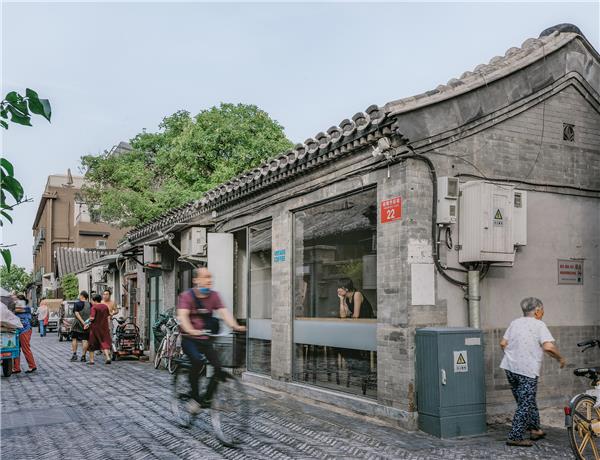 北京VOYAGE COFFEE 杨梅竹斜街22号 / 刷刷建筑#(Elsedesign)#(Spacecraftcoltd)#(阿那亚咖啡厅)#(白色穿孔铝板)#(滨水咖啡馆设计案例)#(玻璃砖建筑设计)#(餐饮建筑设计)#(餐饮空间)#(餐饮空间设计)#(城市更新)#(创意咖啡店)#(店铺设计)#(放松)#(蜂窝板镜面不锈钢)#(改造)#(概念咖啡店)#(钢结构建筑)#(更新改造)#(工厂风)#(工业风)#(公共建筑)#(公园建筑设计)#(红砖建筑)#(华黎迹建筑事务所TAO)#(获奖咖啡厅)#(获奖作品)#(金属外墙建筑设计)#(金属砖)#(咖啡店)#(咖啡店设计)#(咖啡店设计案例)#(咖啡店室内)#(咖啡馆)#(咖啡馆设计)#(咖啡厅抄绘案例)#(咖啡厅设计)#(咖啡厅设计案例)#(咖啡厅室内)#(咖啡屋)#(老旧建筑改造更新)#(临街商铺)#(零刻设计)#(零售)#(农村自建房设计)#(山西)#(商店)#(商铺)#(商业)#(商业改造)#(商业立面)#(生活)#(室内设计)#(刷刷建筑)#(素造建筑)#(天作空间设计)#(微水泥)#(乡村改造)#(乡村振兴)#(乡建项目)#(小型公共建筑)#(小型公建)#(小型建筑)#(小型咖啡馆)#(小型咖啡屋)#(小型商业建筑)#(休闲)#(饮食)#(主题咖啡馆)#(DAGA大观建筑)#(FANAF)#(neriandhu如恩设计)#(PauseCafe)#(Pause咖啡厅)#(WutopiaLab)#(滨海建筑设计)#(餐饮)#(店面设计)#(店铺)#(店铺改造)#(店铺更新)#(独立)#(钢结构)#(红砖)#(获奖咖啡馆)#(金属幕帘)#(金属外立面建筑设计)#(旧建改造)#(咖啡店改造)#(咖啡馆建筑)#(咖啡馆建筑设计)#(咖啡馆设计案例)#(咖啡厅)#(咖啡厅案例分析)#(咖啡厅抄绘)#(咖啡厅建筑)#(咖啡厅建筑设计)#(咖啡厅立面)#(咖啡厅平面)#(咖啡厅外立面)#(老建筑改造)#(老旧建筑改造)#(老旧建筑更新)#(路边咖啡)#(落地玻璃)#(三文建筑何崴工作室)#(商业建筑)#(商业建筑立面设计)#(商业建筑设计)#(商业建筑设计案例)#(商业设施)#(深圳猫树里咖啡厅)#(水吧)#(水边咖啡馆设计案例)#(庭院)#(武汉朴开十向设计事务所)#(乡村建筑设计)#(小型)#(沿街店面)#(沿街咖啡馆)#(沿街咖啡厅)#(沿街商铺)#(沿街商铺夜景)#(艺术空间)#(饮品店)#(有点建筑)#(住宅建筑设计)#(综合)