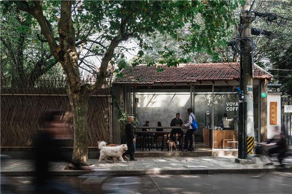 上海VOYAGE COFFEE 永嘉路502号 / 刷刷建筑#(Elsedesign)#(Spacecraftcoltd)#(阿那亚咖啡厅)#(白色穿孔铝板)#(滨水咖啡馆设计案例)#(玻璃砖建筑设计)#(餐饮建筑设计)#(餐饮空间)#(餐饮空间设计)#(城市更新)#(创意咖啡店)#(店铺设计)#(放松)#(蜂窝板镜面不锈钢)#(改造)#(概念咖啡店)#(钢结构建筑)#(更新改造)#(工厂风)#(工业风)#(公共建筑)#(公园建筑设计)#(红砖建筑)#(华黎迹建筑事务所TAO)#(获奖咖啡厅)#(获奖作品)#(金属外墙建筑设计)#(金属砖)#(咖啡店)#(咖啡店设计)#(咖啡店设计案例)#(咖啡店室内)#(咖啡馆)#(咖啡馆设计)#(咖啡厅抄绘案例)#(咖啡厅设计)#(咖啡厅设计案例)#(咖啡厅室内)#(咖啡屋)#(老旧建筑改造更新)#(临街商铺)#(零刻设计)#(零售)#(农村自建房设计)#(山西)#(商店)#(商铺)#(商业)#(商业改造)#(商业立面)#(生活)#(室内设计)#(刷刷建筑)#(素造建筑)#(天作空间设计)#(微水泥)#(乡村改造)#(乡村振兴)#(乡建项目)#(小型公共建筑)#(小型公建)#(小型建筑)#(小型咖啡馆)#(小型咖啡屋)#(小型商业建筑)#(休闲)#(饮食)#(主题咖啡馆)#(DAGA大观建筑)#(FANAF)#(neriandhu如恩设计)#(PauseCafe)#(Pause咖啡厅)#(WutopiaLab)#(滨海建筑设计)#(餐饮)#(店面设计)#(店铺)#(店铺改造)#(店铺更新)#(独立)#(钢结构)#(红砖)#(获奖咖啡馆)#(金属幕帘)#(金属外立面建筑设计)#(旧建改造)#(咖啡店改造)#(咖啡馆建筑)#(咖啡馆建筑设计)#(咖啡馆设计案例)#(咖啡厅)#(咖啡厅案例分析)#(咖啡厅抄绘)#(咖啡厅建筑)#(咖啡厅建筑设计)#(咖啡厅立面)#(咖啡厅平面)#(咖啡厅外立面)#(老建筑改造)#(老旧建筑改造)#(老旧建筑更新)#(路边咖啡)#(落地玻璃)#(三文建筑何崴工作室)#(商业建筑)#(商业建筑立面设计)#(商业建筑设计)#(商业建筑设计案例)#(商业设施)#(深圳猫树里咖啡厅)#(水吧)#(水边咖啡馆设计案例)#(庭院)#(武汉朴开十向设计事务所)#(乡村建筑设计)#(小型)#(沿街店面)#(沿街咖啡馆)#(沿街咖啡厅)#(沿街商铺)#(沿街商铺夜景)#(艺术空间)#(饮品店)#(有点建筑)#(住宅建筑设计)#(综合)