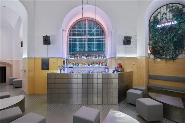 监狱里的酒吧 / Office De Architectura