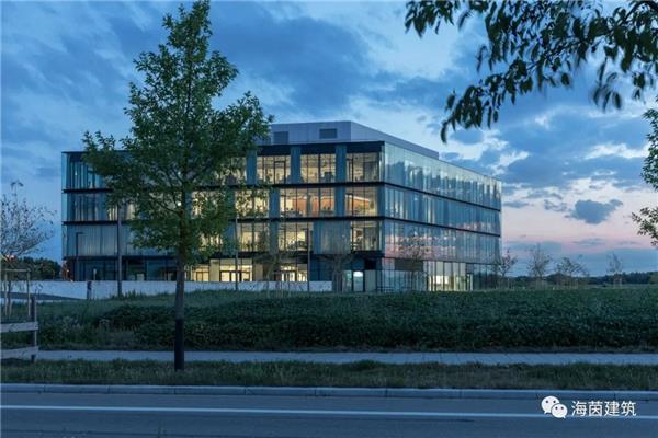 Baramundi总部 / HENN海茵建筑#(123architects)#(AdrianSmithGordonGillArchitecture)#(AlbinaYard办公楼)#(BDP)#(BLOCOArquitetos)#(ClaytonKorte)#(DeadlineArchitects)#(DidierFiuzaFaustino)#(EncoreHeureuxArchitectes)#(ForstbergLing)#(GoogleSpruceGoose)#(HENN海茵建筑)#(HoKhueArchitects)#(LEVERArchitecture)#(MCA建筑设计)#(MVRDV)#(SaraivaAssociados)#(TaillandierArchitectesAssocies)#(TakuSakaushiOFDA)#(办公大楼设计)#(办公建筑)#(办公建筑设计)#(办公空间)#(办公空间景观)#(办公楼)#(办公楼建筑设计案例)#(办公室)#(办公室大楼)#(办公室景观)#(办公室外观)#(办公室总部外观)#(厂房改造)#(创新中心)#(创意工作室设计)#(创意空间建筑)#(创意空间设计)#(创意空间室内)#(单层坡顶办公楼)#(低层办公楼)#(低碳建筑)#(独栋住宅设计)#(多层办公建筑)#(多层办公楼)#(二层办公楼)#(高层办公)#(工作室)#(工作室建筑)#(工作室设计)#(工作室外立面)#(公司大楼)#(共享空间)#(混合用途住宅)#(混合住宅平面图)#(集团总部办公楼)#(建筑)#(建筑办公楼)#(建筑改造)#(旧建筑改造)#(空间改造)#(楼景观)#(企业办公)#(企业总部大楼)#(山地建筑设计)#(商业办公楼设计)#(商业建筑)#(商业建筑设计)#(设计)#(设计师)#(设计师工坊)#(设计师工作室)#(生态建筑)#(私宅)#(现代办公建筑)#(现代高层办公)#(现代企业总部)#(乡村办公)#(乡村建筑设计)#(小办公楼设计)#(小办公楼设计效果图)#(小型混合住宅)#(写字楼案例)#(新卑尔根综合体)#(咬合式青铜合金金属屋面)#(艺术家私宅)#(展览建筑设计)#(重建)#(住宅建筑设计)#(著名办公建筑案例分析)#(综合办公建筑案例)#(综合体)#(总部)#(总部办公楼)#(总部办公室)#(总部大楼)#(总部大楼设计)#(AlexisDornier)#(ArcherArchitects)#(ASWA)#(AtelierPROarchitects)#(BronsvoortBlaakArchitecten)#(CMMimarlik)#(ConradN希尔顿基金会总部一期)#(DavidChipperfieldArchitectsBerlin)#(Form4Architecture)#(INNOCAD)#(KevinDalyArchitects)#(MariaMilansStudio)#(MoodyNolan)#(PerkinsWill)#(RichardParrAssociates)#(Studioii)#(TDBArquitectura)#(teamSTAR)#(vynerstreet办公楼)#(ZGF)#(办公大楼)#(办公高层)#(办公建筑设计案例)#(办公楼大门)#(办公设施)#(办公综合楼)#(办公综合体)#(办公总部)#(玻璃砖建筑设计)#(城市更新)#(创意办公室)#(创意工作室)#(创意空间)#(创意幕墙)#(低层办公楼效果图)#(低碳绿色环保)#(独栋办公)#(镀铜板条)#(多层办公楼设计案例)#(多层写字楼)#(多层综合办公建筑)#(多功能住宅)#(二层综合楼)#(翻新)#(改造)#(工作室建筑设计)#(公共空间)#(公司总部)#(公司总部大楼)#(国外建筑设计)#(混合钢)#(混合住宅)#(集团总部)#(简约工作室)#(建筑更新)#(建筑设计)#(建筑修复)#(建筑综合体)#(交叉层压木材CLT)#(郊区办公)#(郊区办公建筑)#(郊区办公项目)#(旧屋翻新)#(居住建筑设计)#(居住空间)#(空间设计)#(老旧建筑改造更新)#(企业办公大楼)#(企业办公楼)#(企业总部)#(企业总部办公楼)#(山地住宅设计)#(商业)#(商业办公)#(商业项目)#(生态建筑案例)#(室内设计)#(铜金属外立面建筑设计)#(铜金属外墙建筑设计案例)#(微软公司办公楼)#(文化建筑设计)#(现代办公楼)#(现代风格办公楼)#(小型办公楼)#(小型商业办公)#(写字办公楼)#(写字楼)#(写字楼大门)#(写字楼设计案例)#(艺术家工作室)#(艺术廊)#(展廊)#(竹)#(竹幕墙)#(竹子)#(住宅)#(著名办公楼)#(总部办公)#(总部办公楼设计)