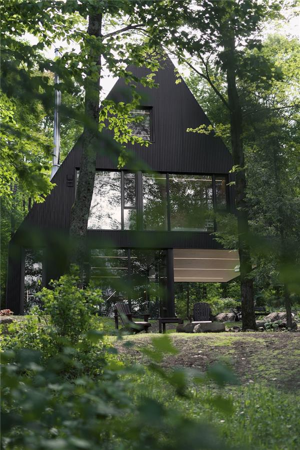 森林小屋FAHOUSE /  Jean Verville architecte#(360°)#(AlarciaferrerArquitectos工作室)#(Angophora)#(bohlincywinskijackson)#(BulentBaydar)#(harrison)#(JeanVervillearchitecte)#(别墅)#(别墅群)#(玻璃窗)#(采光)#(池塘)#(大空间)#(独立住宅)#(公共空间)#(湖)#(湖滨住宅)#(湖滨住宅设计)#(环山)#(建筑大师)#(建筑设计)#(居住建筑设计)#(莱特)#(丽江)#(流水别墅)#(绿地)#(绿化)#(码头)#(木头住宅)#(木屋)#(人与自然)#(森林别墅)#(森林景观)#(森林民宿)#(森林小屋)#(山地别墅)#(设计感)#(实木)#(室内设计)#(室外小型建筑)#(舒适)#(树屋)#(水上)#(体验中心)#(透明)#(雾)#(小建筑)#(小面积住宅)#(小型建筑)#(小型住宅)#(一层房屋设计)#(一层建筑)#(优秀独立式住宅)#(住宅)#(住宅立面公建化)#(著名建筑师别墅设计)#(自建房)#(自然)#(RichardLeplastrier)#(安东尼吉本)#(别墅设计资料)#(别墅外观)#(草坪)#(丛林木屋)#(大师别墅)#(岛屿木屋)#(独立式住宅)#(独立住宅建筑设计)#(度假)#(度假小屋)#(鳄梨之家)#(高屋顶)#(工作室)#(公建化住宅)#(豪宅)#(荷花)#(湖滨)#(湖滨独立住宅)#(湖水)#(混凝土)#(家)#(建筑)#(酒店)#(居住建筑)#(空气)#(立体)#(奇特)#(全球小型别墅)#(森林)#(森林豪宅)#(森林建筑)#(森林住宅)#(山地建筑)#(山间)#(设计)#(生态建筑)#(圣地亚哥)#(石堆)#(围栏)#(温馨)#(屋顶设计)#(现代)#(小而美的住宅)#(小户型)#(小户型住宅)#(小空间)#(小住宅)#(雪山)#(阳台)#(阳台景观)#(阳台栏杆)#(野外)#(一楼房屋设计)#(营地中心)#(泳池)#(云南)#(住宅公建化)